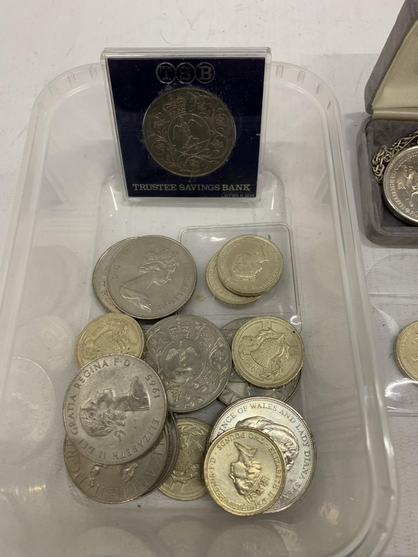 A QUANTITY OF COMMEMORATIVE CROWNS, ONE ON A CHAIN, PLUS TWO POUND COINS AND BRITAIN'S FIRST DECIMAL - Image 2 of 4