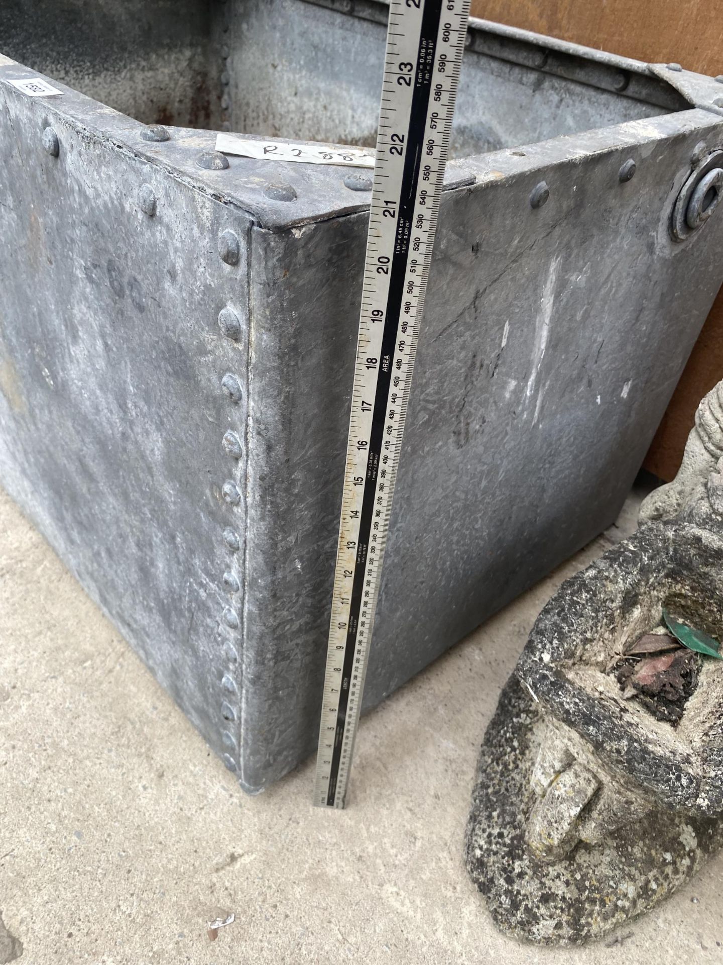 A LARGE GALVANISED WATER TANK PLANTER (89CM x 60CM x 51CM) - Image 4 of 4