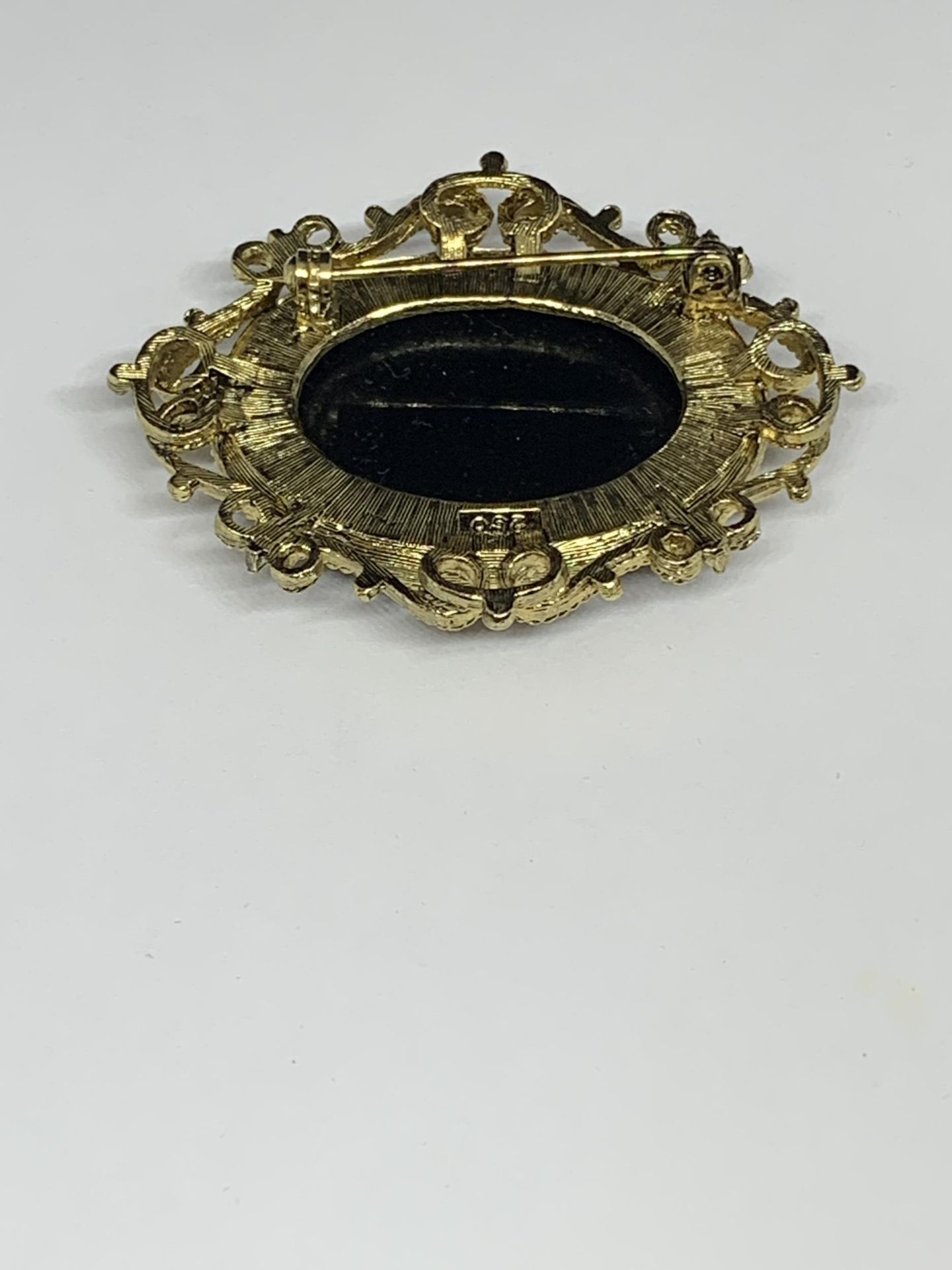 A LARGE BROOCH WITH BLACK STONE WITH ORNATE YELLOW METAL SURROUND MARKED 250 WITH PRESENTATION BAG - Image 2 of 4