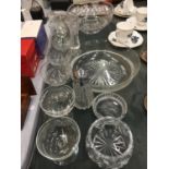 A QUANTITY OF GLASSWARE TO INCLUDE LARGE BOWLS, DESSERT BOWLS WITH ENGRAVED AND ETCHED DESIGN, A