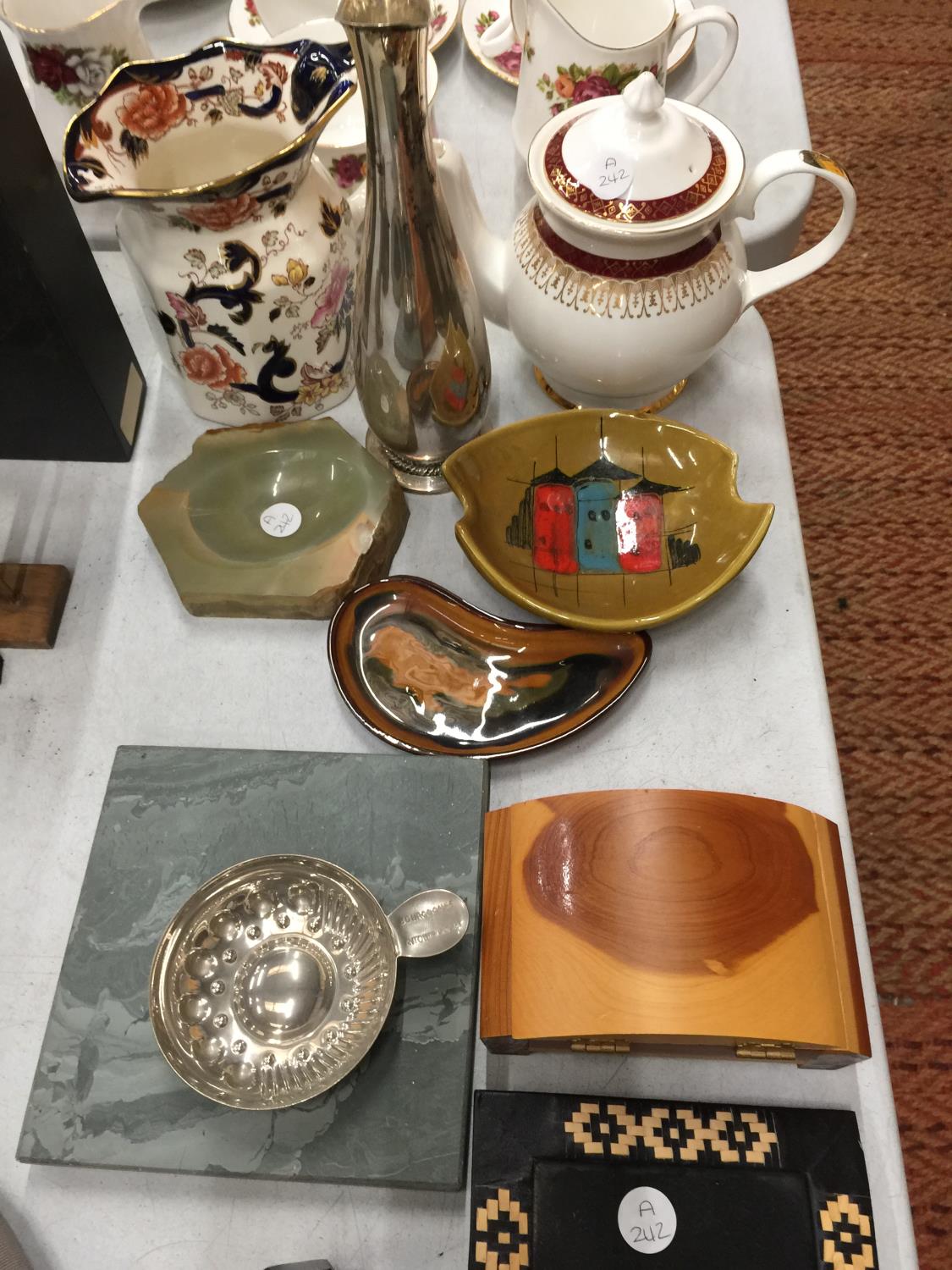 A MIXED LOT TO INCLUDE A MASON'S JUG, ROYAL GRAFTON TEAPOT, PICTURE FRAMES, RETRO DISHES, ONYX - Image 5 of 6