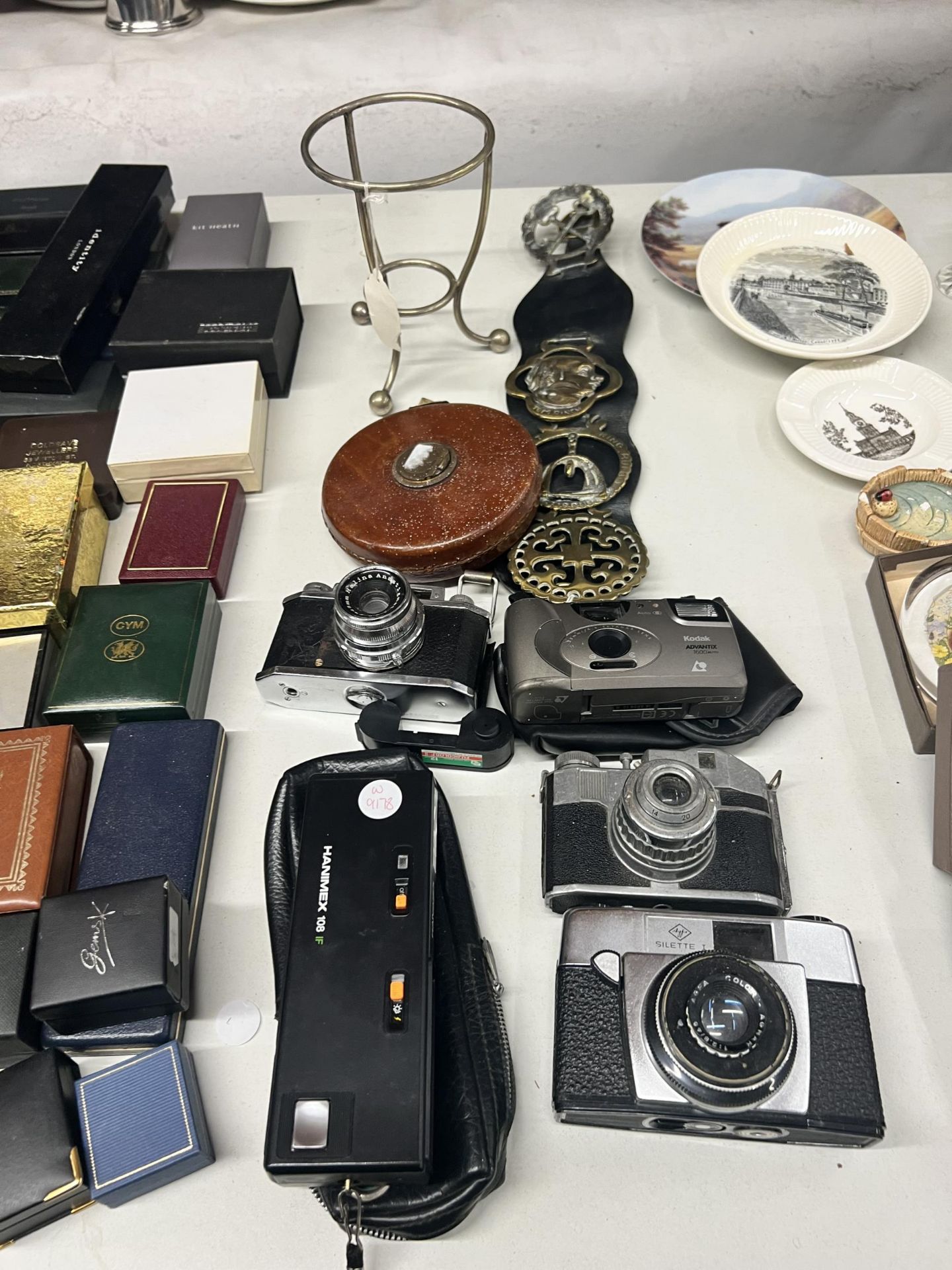 A QUANTITY OF VINTAGE CAMERAS TO INCLUDE AN AGFA SILETTE 1, A BENCINI COMET S, HALINA 35X, KODAK