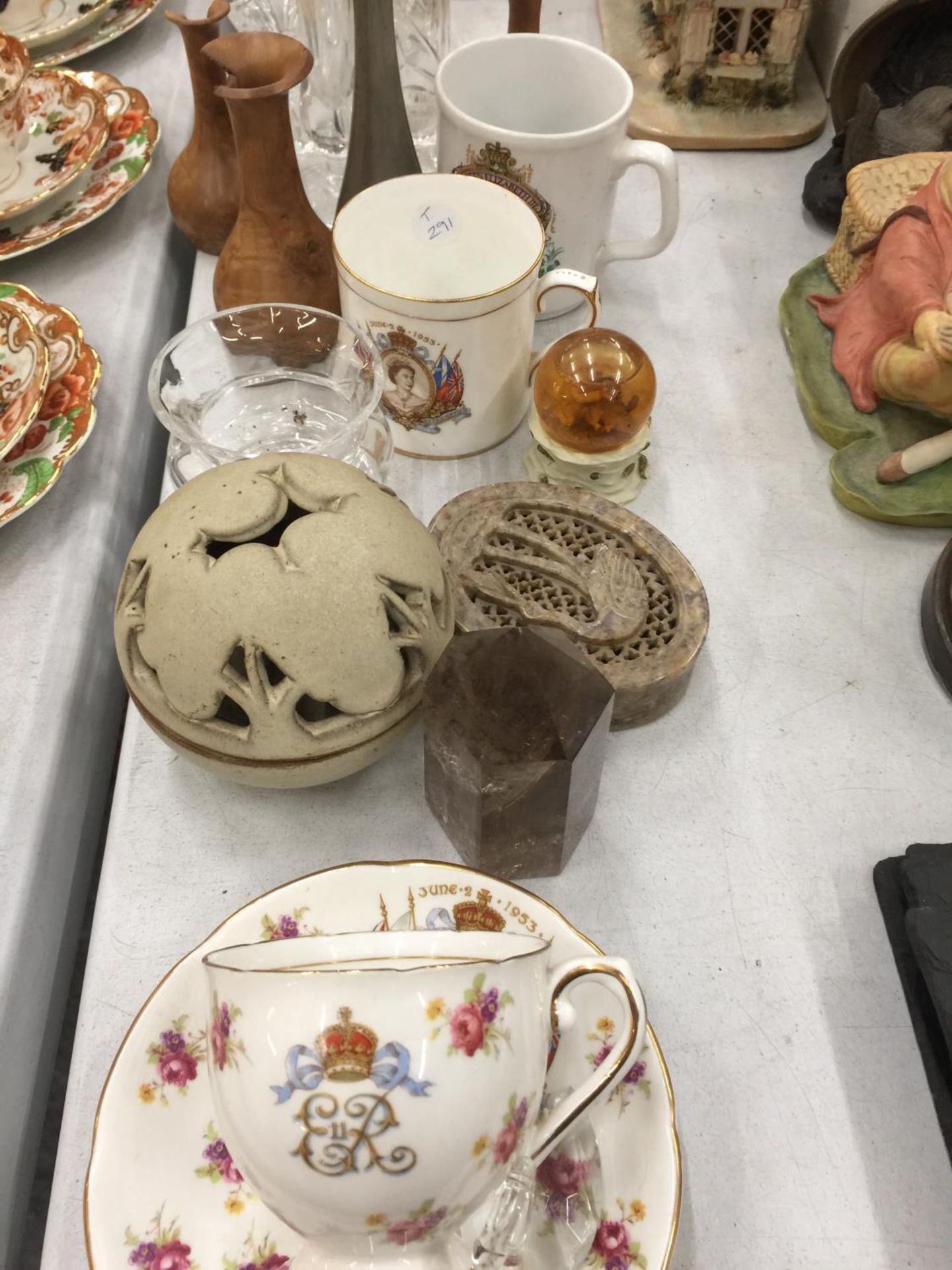 A MIXED LOT TO INCLUDE A STANLEY CHINA CORONATION CUP AND SAUCER, GLASSWARE, MUGS, TRINKET BOX, ETC - Image 3 of 6