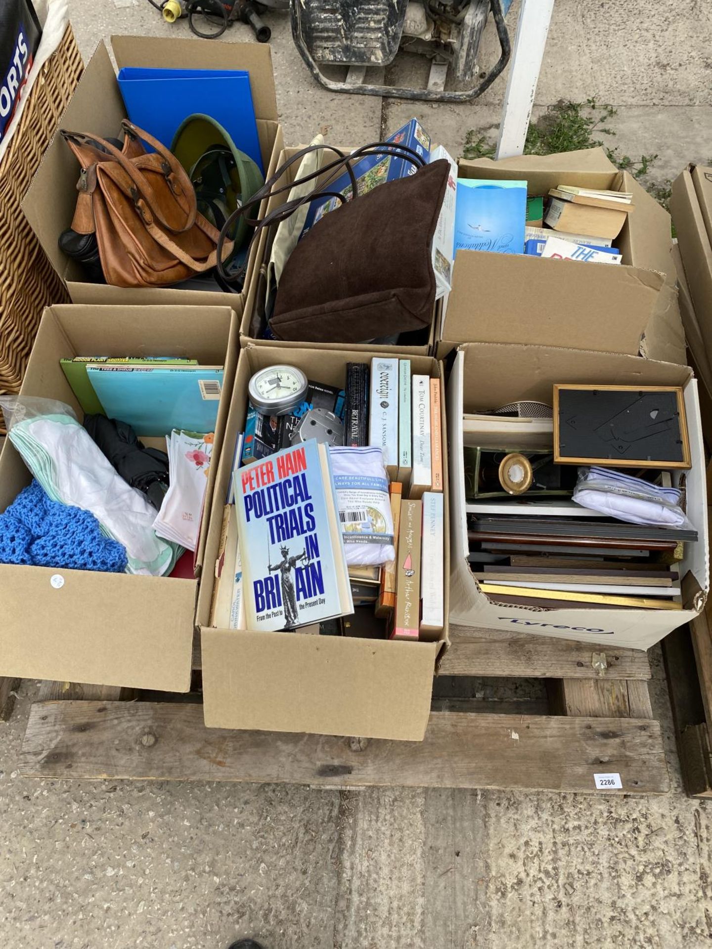 AN ASSORTMENT OF HOUSEHOLD CLEARANCE ITEMS TO INCLUDE BOOKS AND BAGS ETC