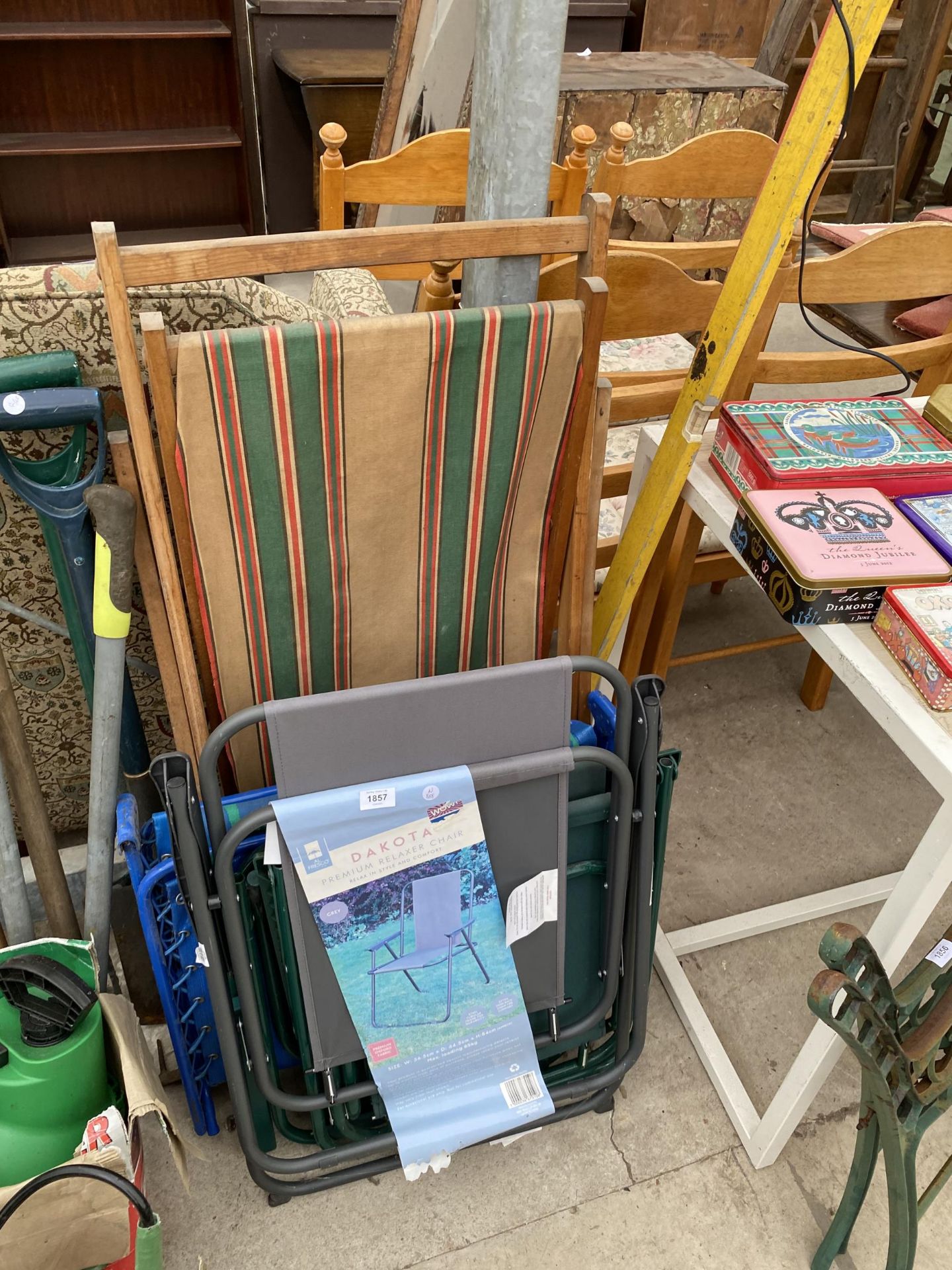 AN ASSORTMENT OF FOLDING GARDEN CHAIRS TO INCLUDE A RETRO DECK CHAIR