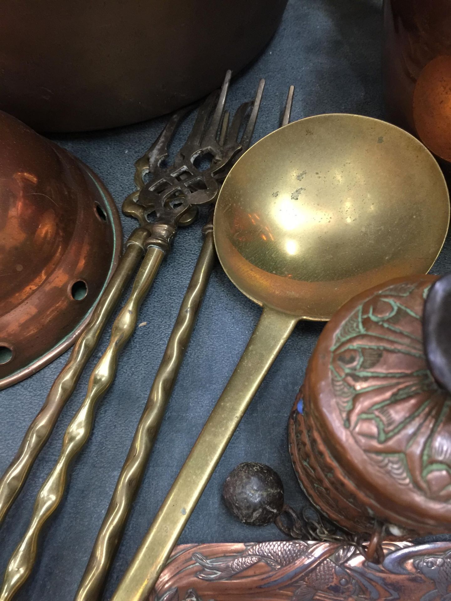 A MIXED LOT OF VINTAGE ITEMS, COPPER KETTLE, BRASS JAM PAN, ETC - Image 6 of 6