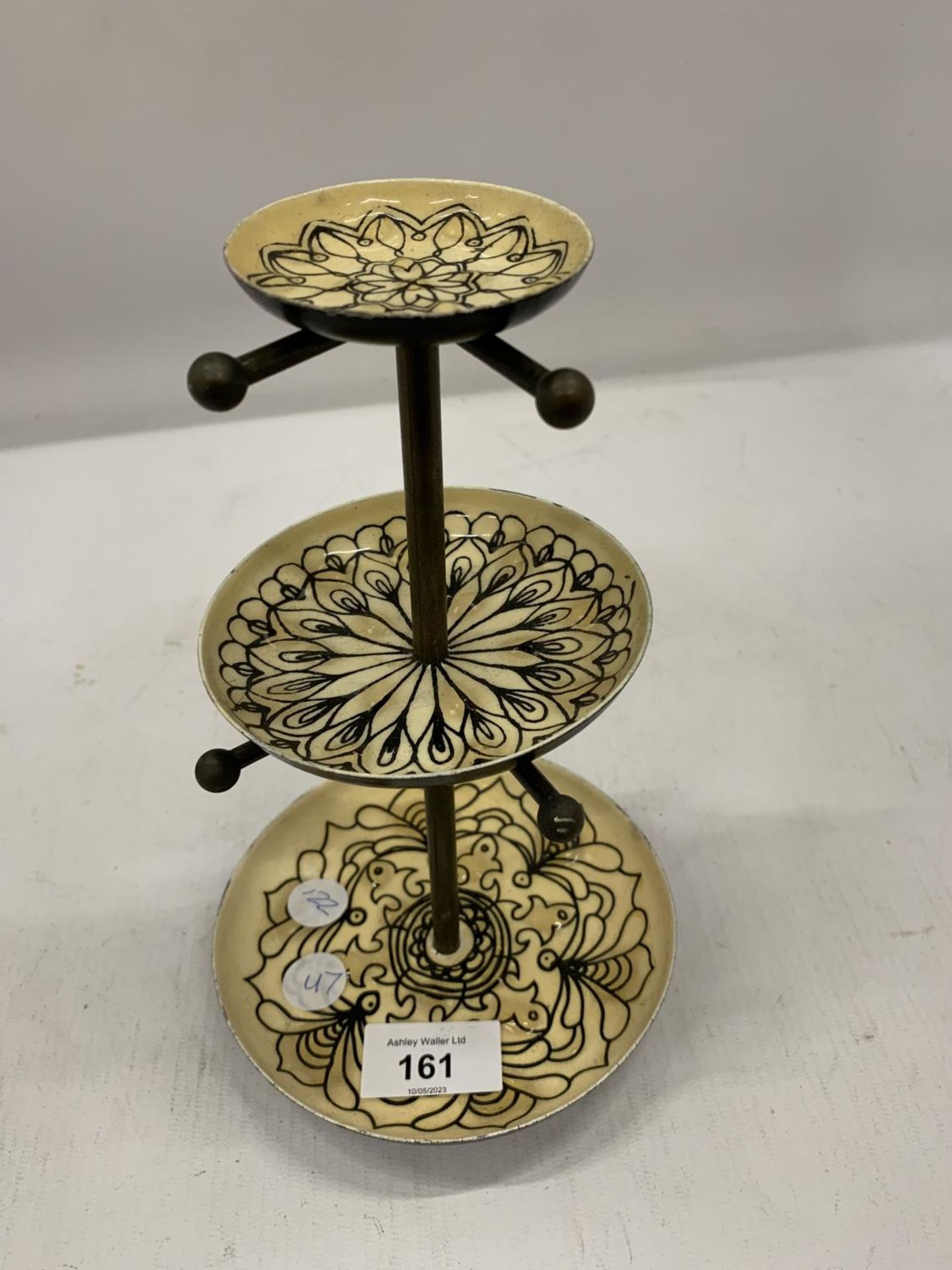 A SMALL METAL AND ENAMEL 3 TIER STAND HEIGHT 22.5CM