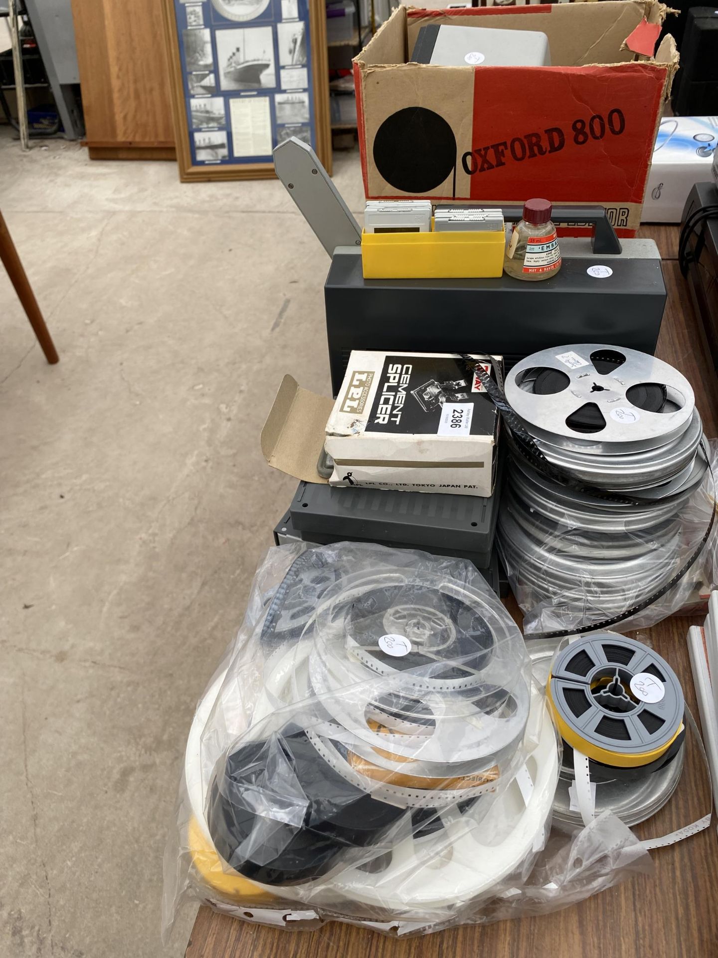 AN ASSORTMENT OF VINTAGE AND RETRO ITEMS TO INCLUDE A MOVIE EDITOR, A PROJECTOR AND REELS ETC - Image 2 of 4