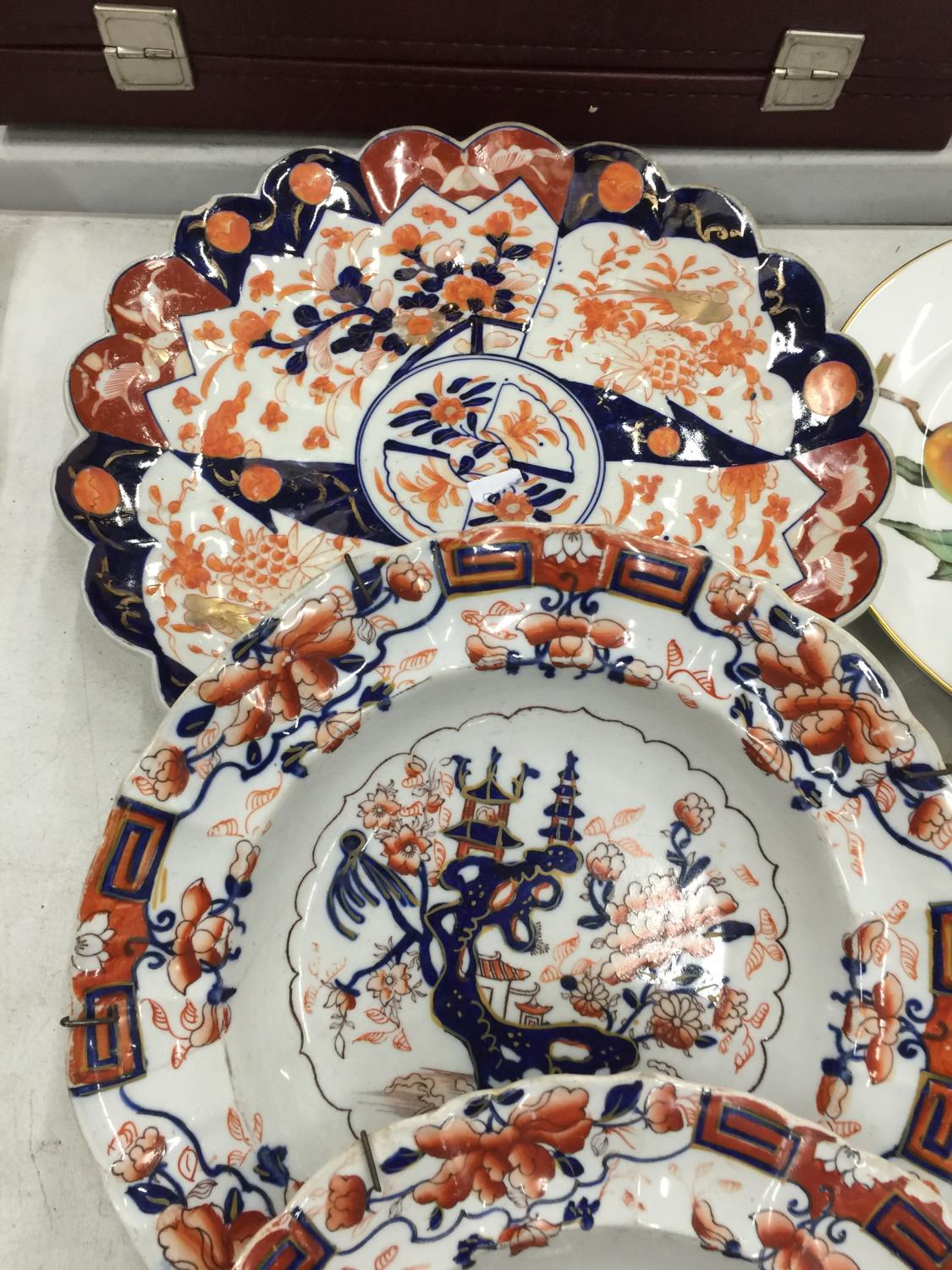 AN ORIENTAL PLATE WITH FLUTED EDGE DIAMETER 31CM, TWO MASON'S IRONSTONE VINTAGE BOWLS WITH - Image 5 of 8