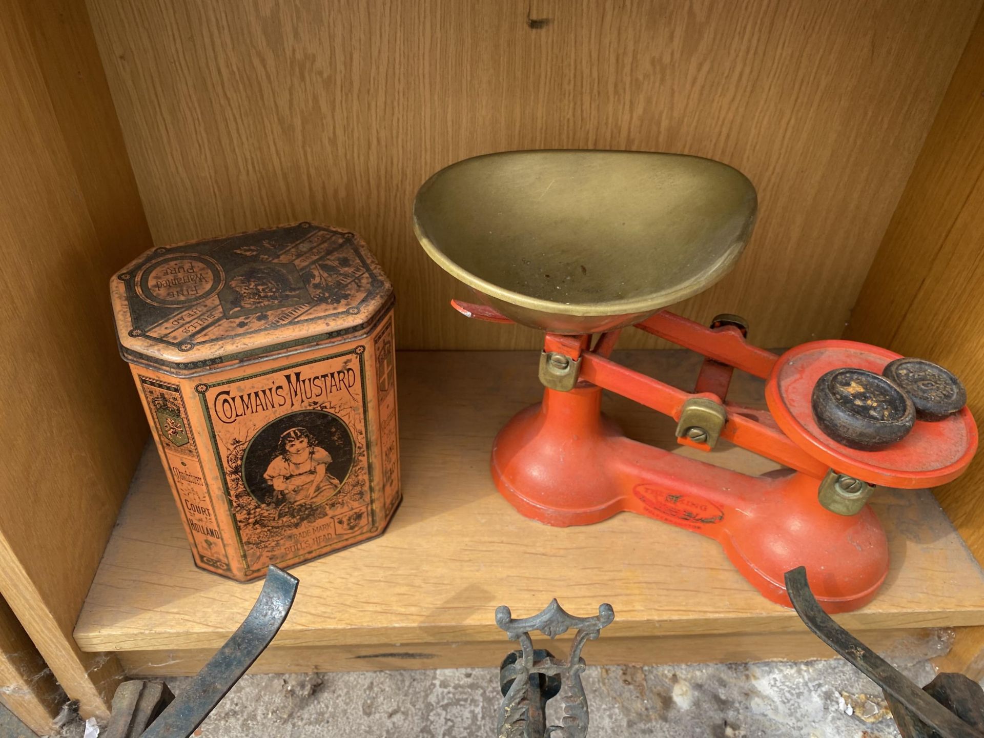 AN ASSORTMENT OF VINTAGE ITEMS TO INCLUDE A BRASS KEY HOOK, OIL LAMPS AND SCALES ETC - Image 3 of 4