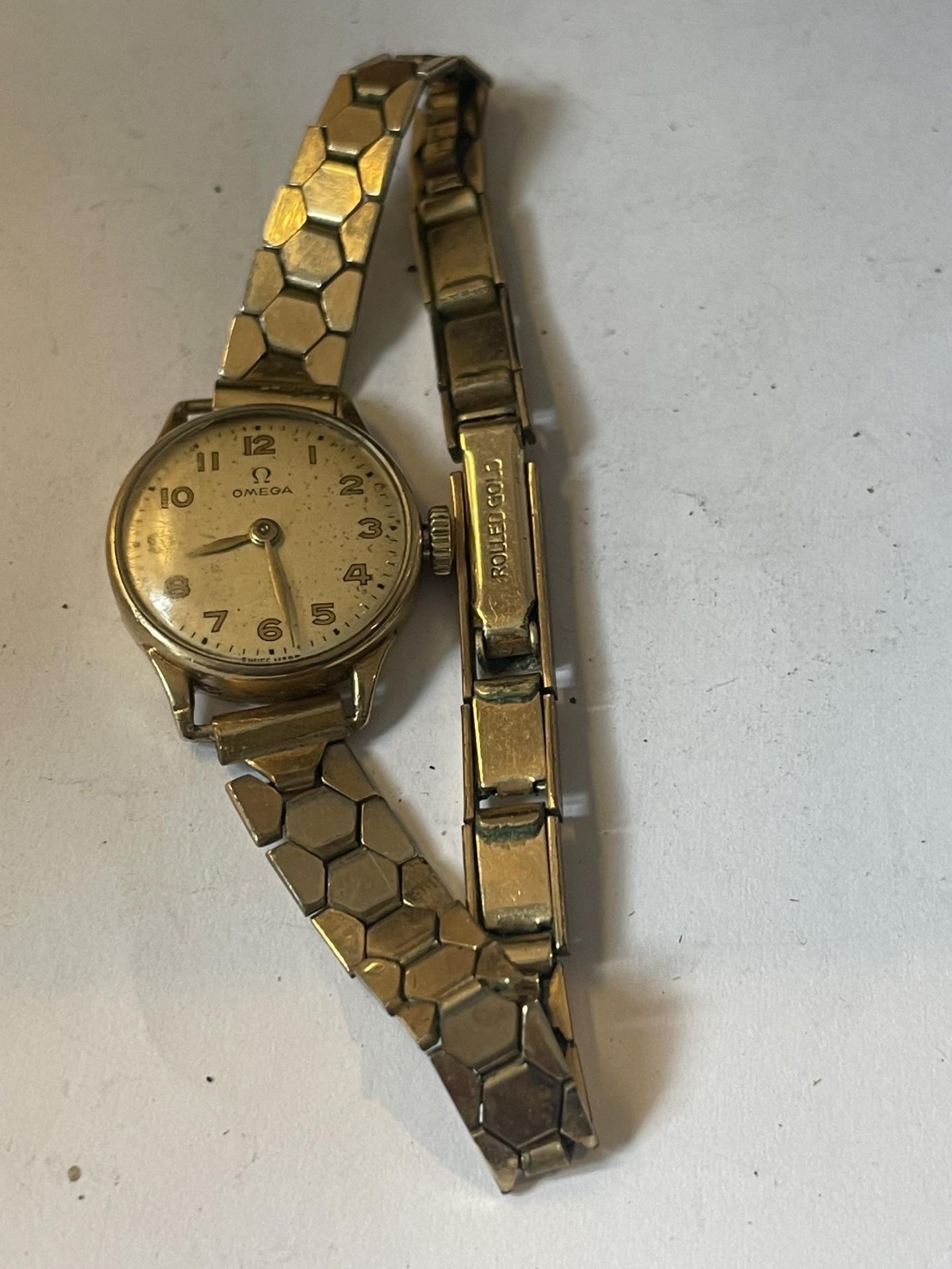 A LADIES OMEGA 9 CARAT GOLD WRIST WATCH WITH ROLLED GOLD STRAP IN ORIGINAL OMEGA CASE SEEN WORKING - Image 4 of 5