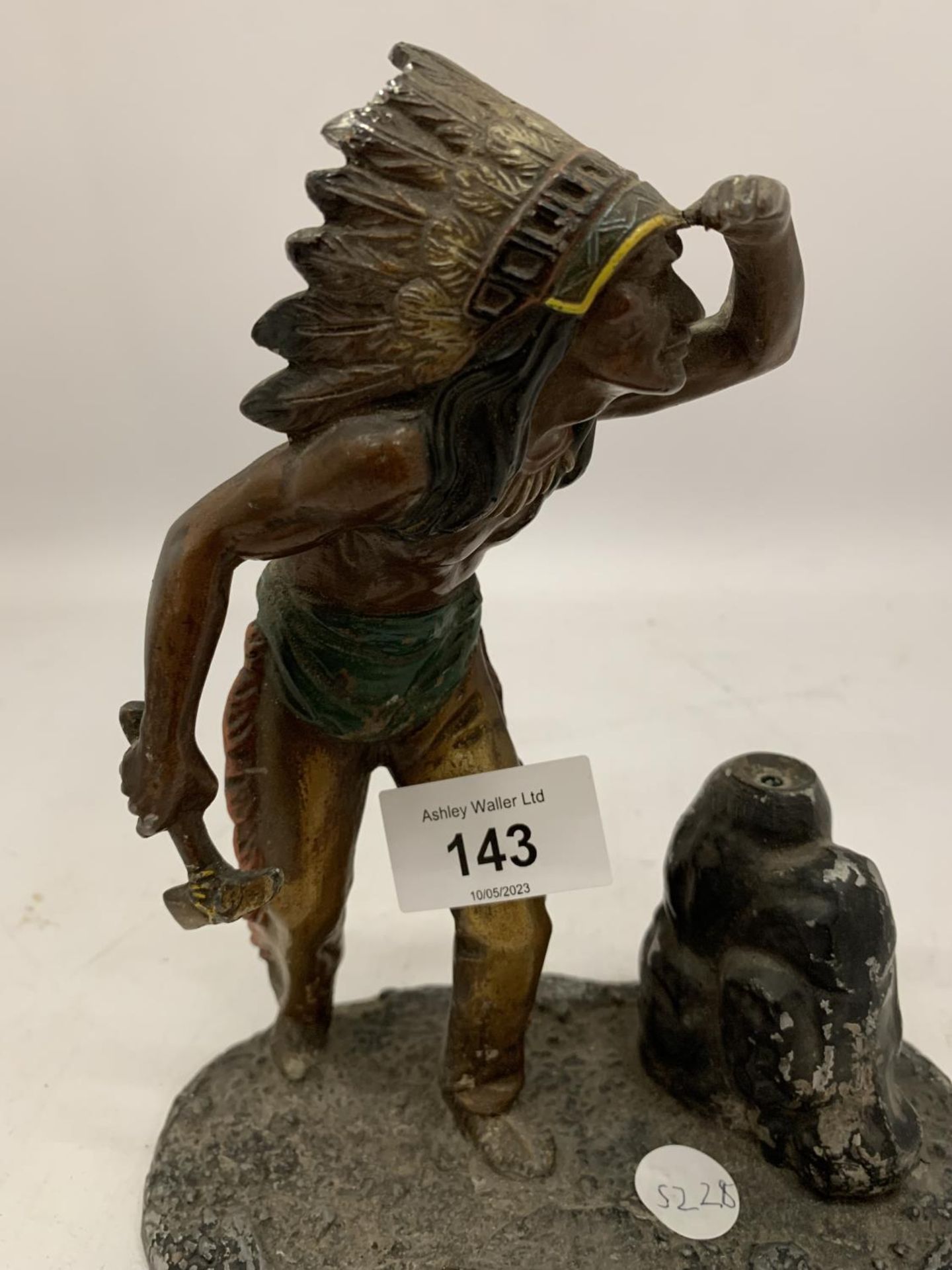 A VINTAGE SPELTER LIGHTER IN THE FORM OF A NATIVE INDIAN HEIGHT 20CM - A/F - Image 3 of 7