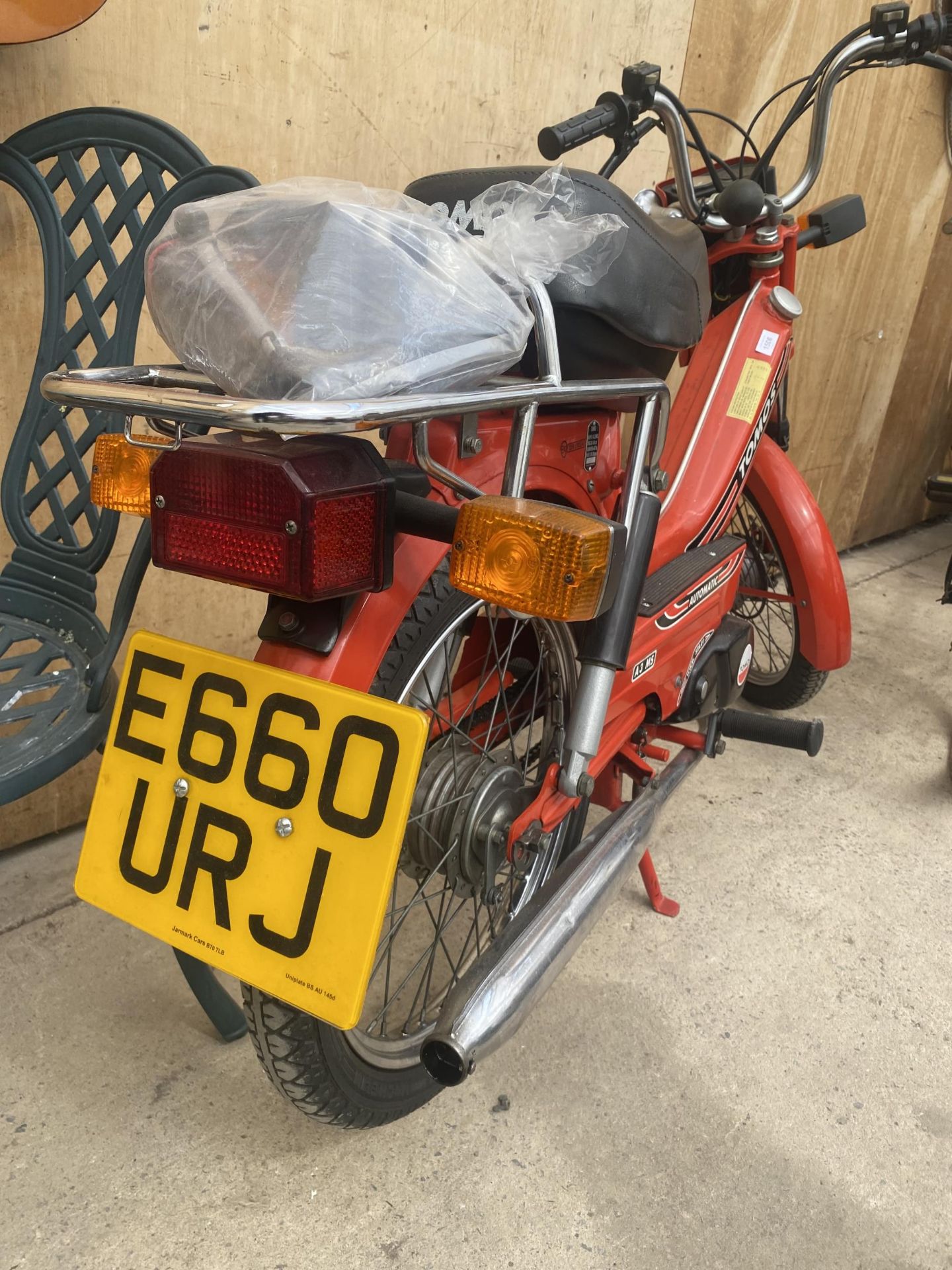 A VINTAGE RED TOMAS 49CC MOPED COMPLETE WITH V5 CERTIFICATE, REGISTRATION E660URJ, FIRST - Image 5 of 7
