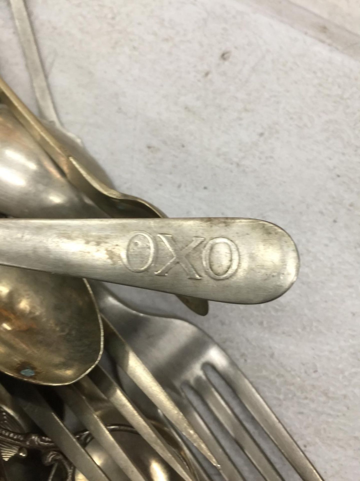 A MIXED LOT OF SILVER PLATED FLATWARE TO INCLUDE A VINTAGE OXO SPOON - Image 3 of 8