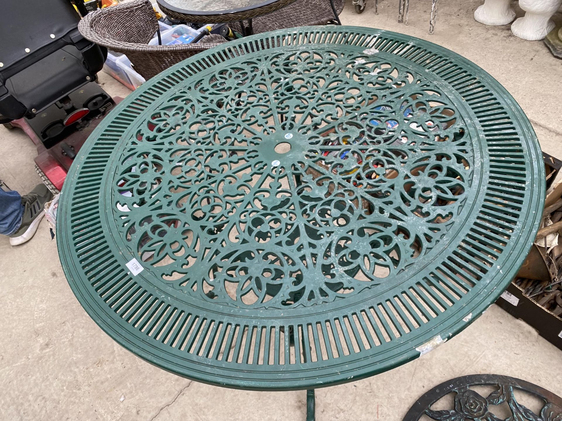 A LARGE CAST ALLOY PATIO TABLE - Bild 2 aus 2