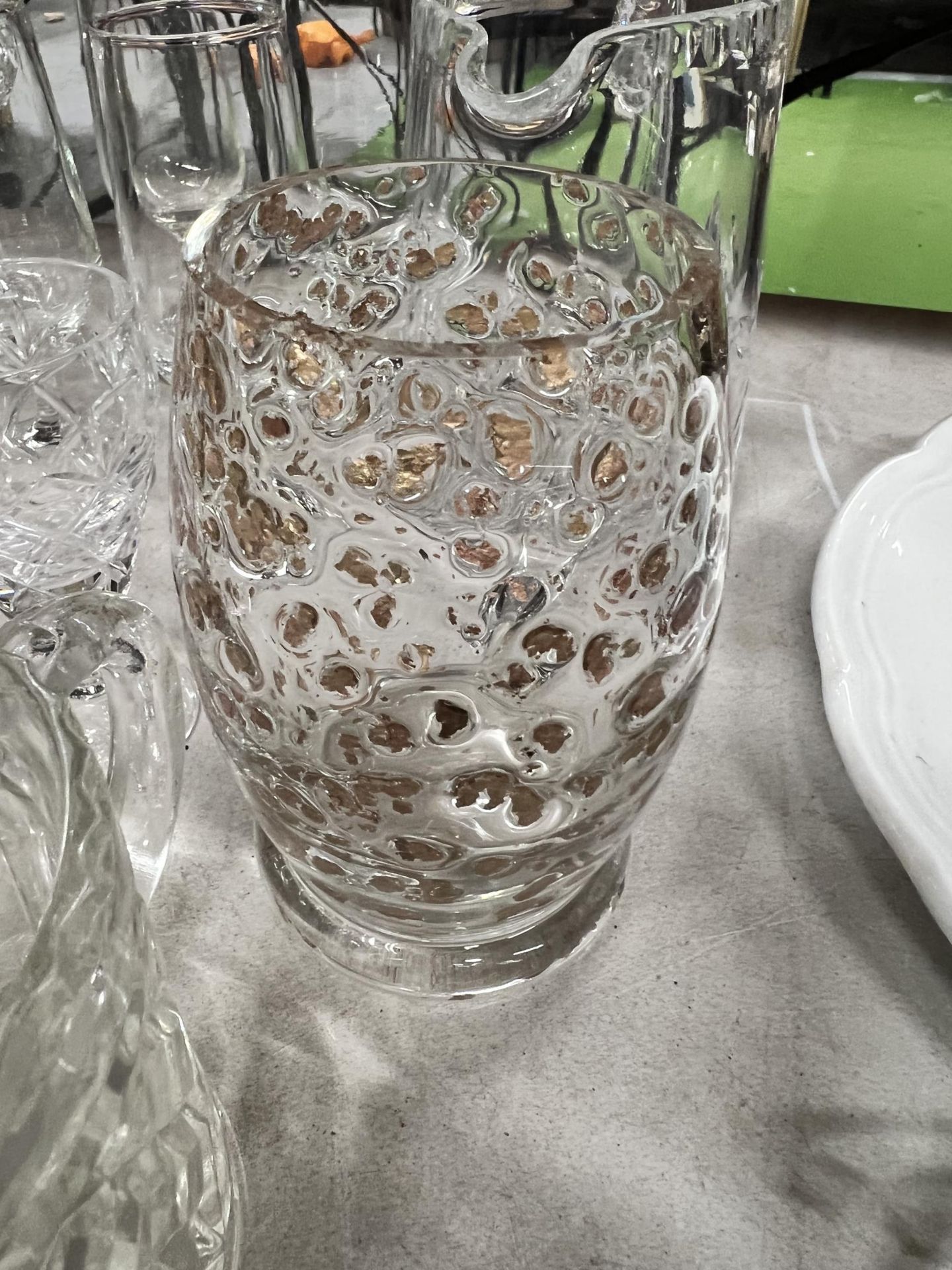 A QUANTITY OF GLASSWARE TO INCLUDE WINE GLASSES, TUMBLERS, SHOT GLASSES, ETC., - Image 3 of 3