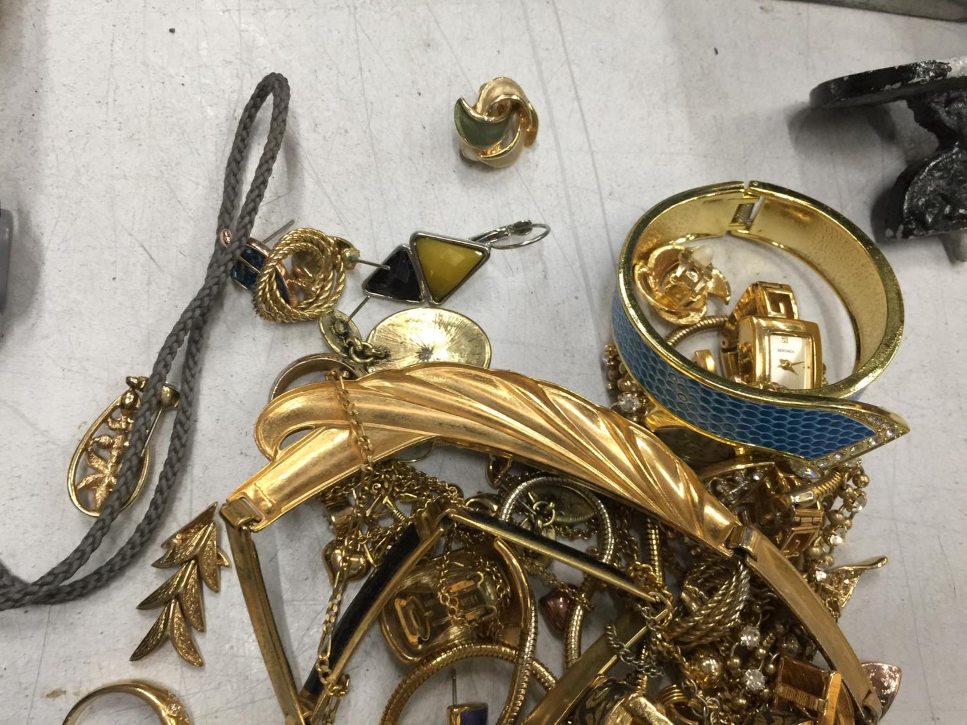 A QUANTITY OF YELLOW METAL COSTUME JEWELLERY TO INCLUDE CHAINS, NECKLACES, RINGS, EARRINGS, ETC - Image 6 of 6
