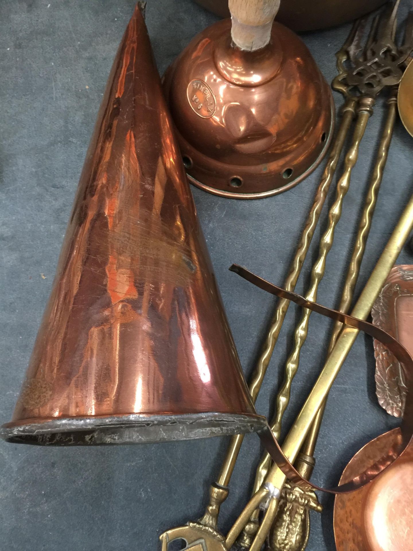 A MIXED LOT OF VINTAGE ITEMS, COPPER KETTLE, BRASS JAM PAN, ETC - Image 4 of 6