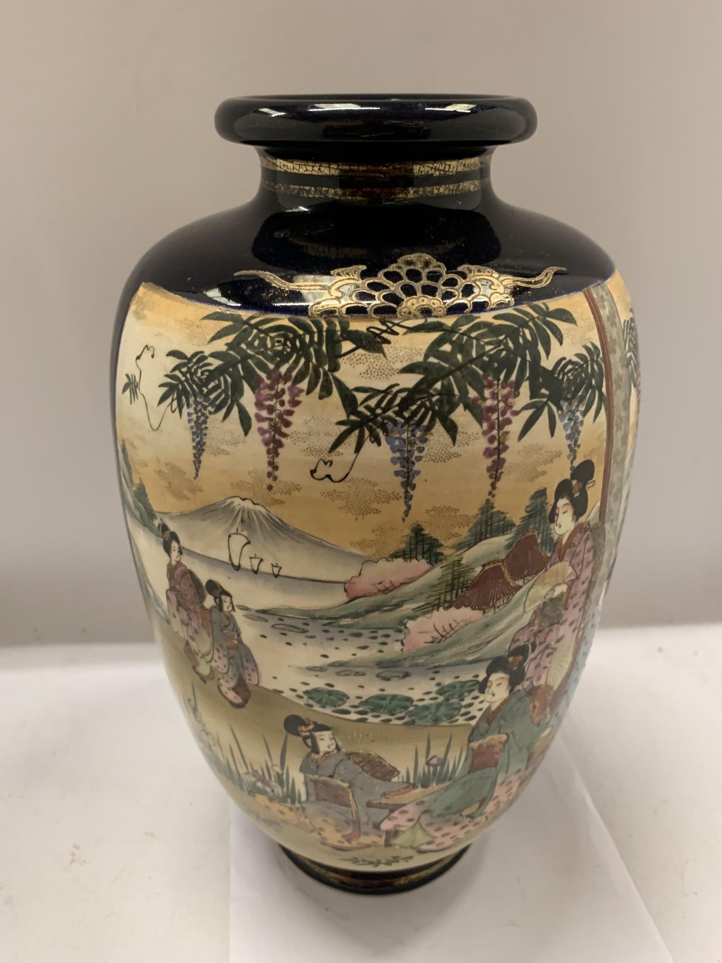A VINTAGE JAPANESE HAND PAINTED SATSUMA VASE, HEIGHT 38CM - Image 3 of 4
