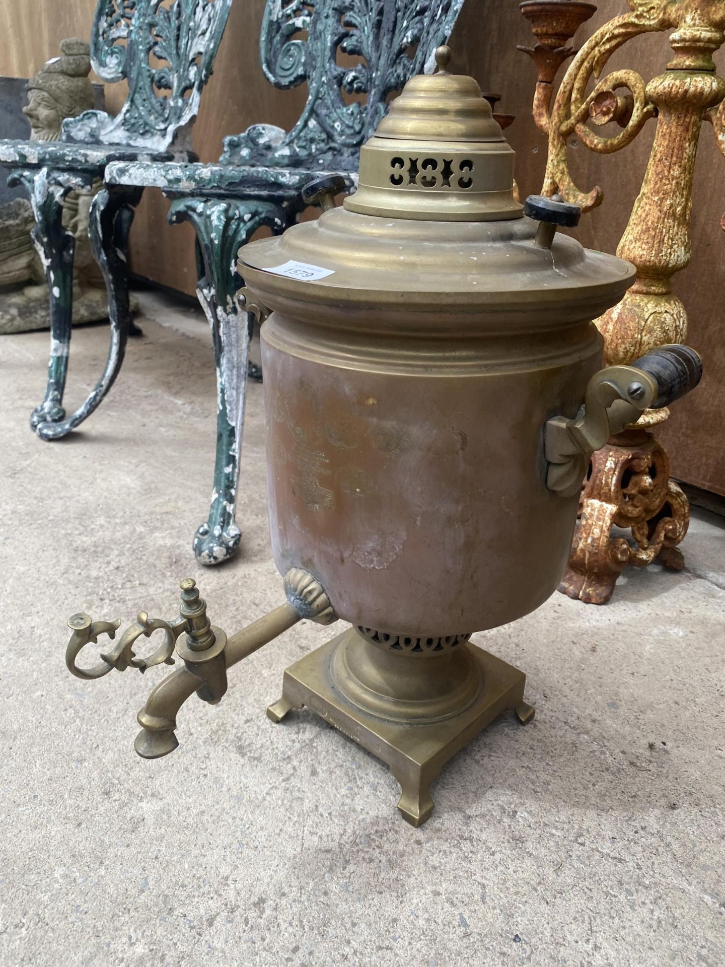 A VINTAGE BRASS TWIN HANDLE SAMOVAR - Image 2 of 3