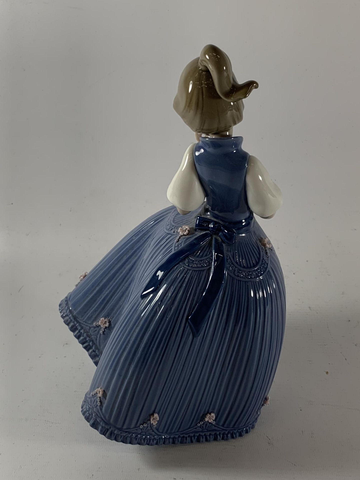 A LLADRO MODEL OF A GIRL IN A BLUE DRESS - Image 2 of 3