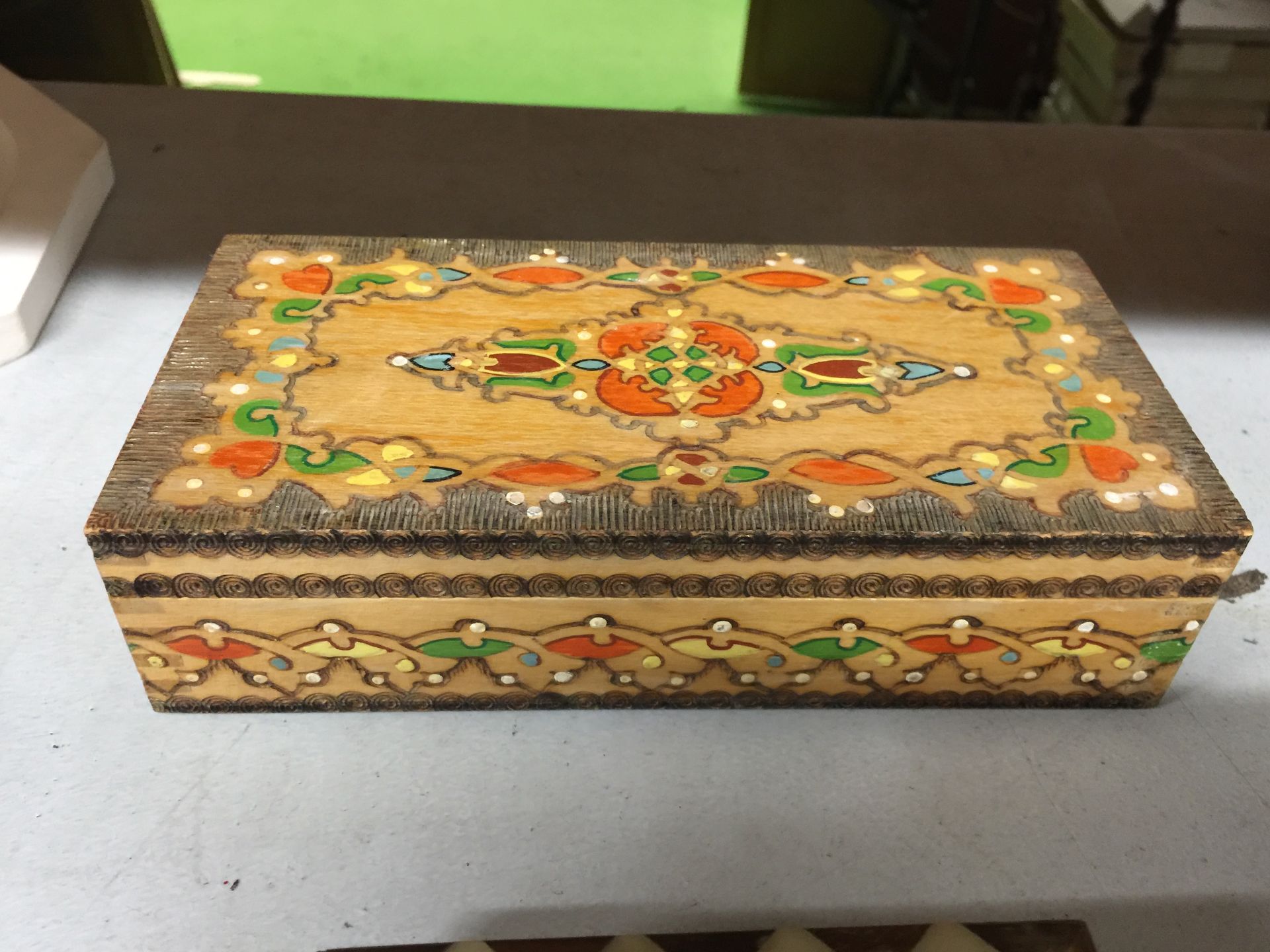 A GROUP OF VINTAGE TRINKET BOXES, INLAID EXAMPLE, CLOISONNE BOX ETC - Image 4 of 5