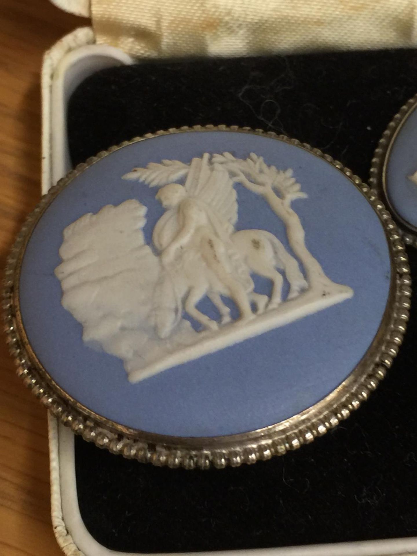 THREE SILVER AND WEDGWOOD ITEMS TO INCLUDE A BROOCH, RING AND PENDANT IN A WEDGEWOOD PRESENTATION - Image 7 of 10