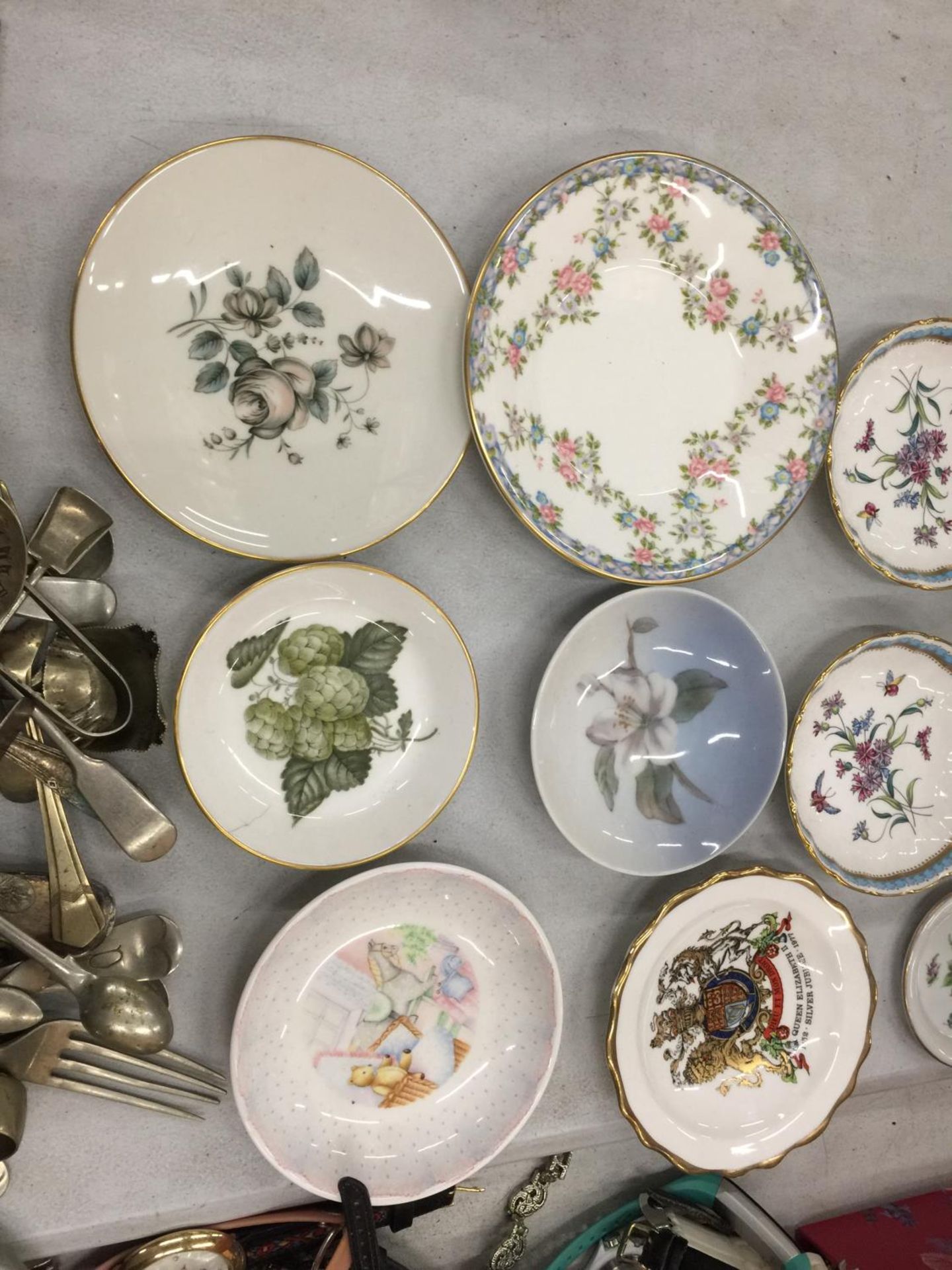 A QUANTITY OF TRINKET PLATES AND PIN DISHES TO INCLUDE ROYAL COPENHAGEN, MASON'S, ROYAL ALBERT, - Image 3 of 10