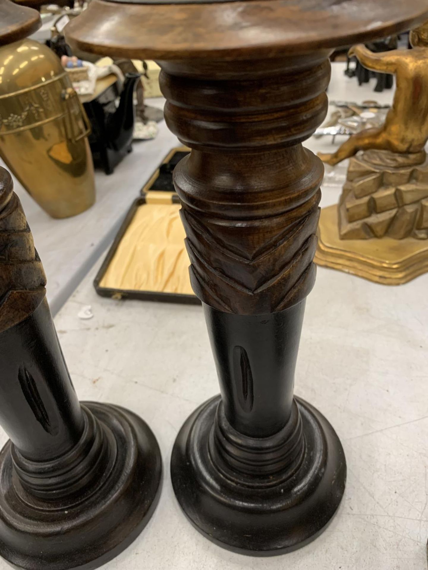 A PAIR OF VINTAGE WOODEN CANDLESTICKS - Image 2 of 3