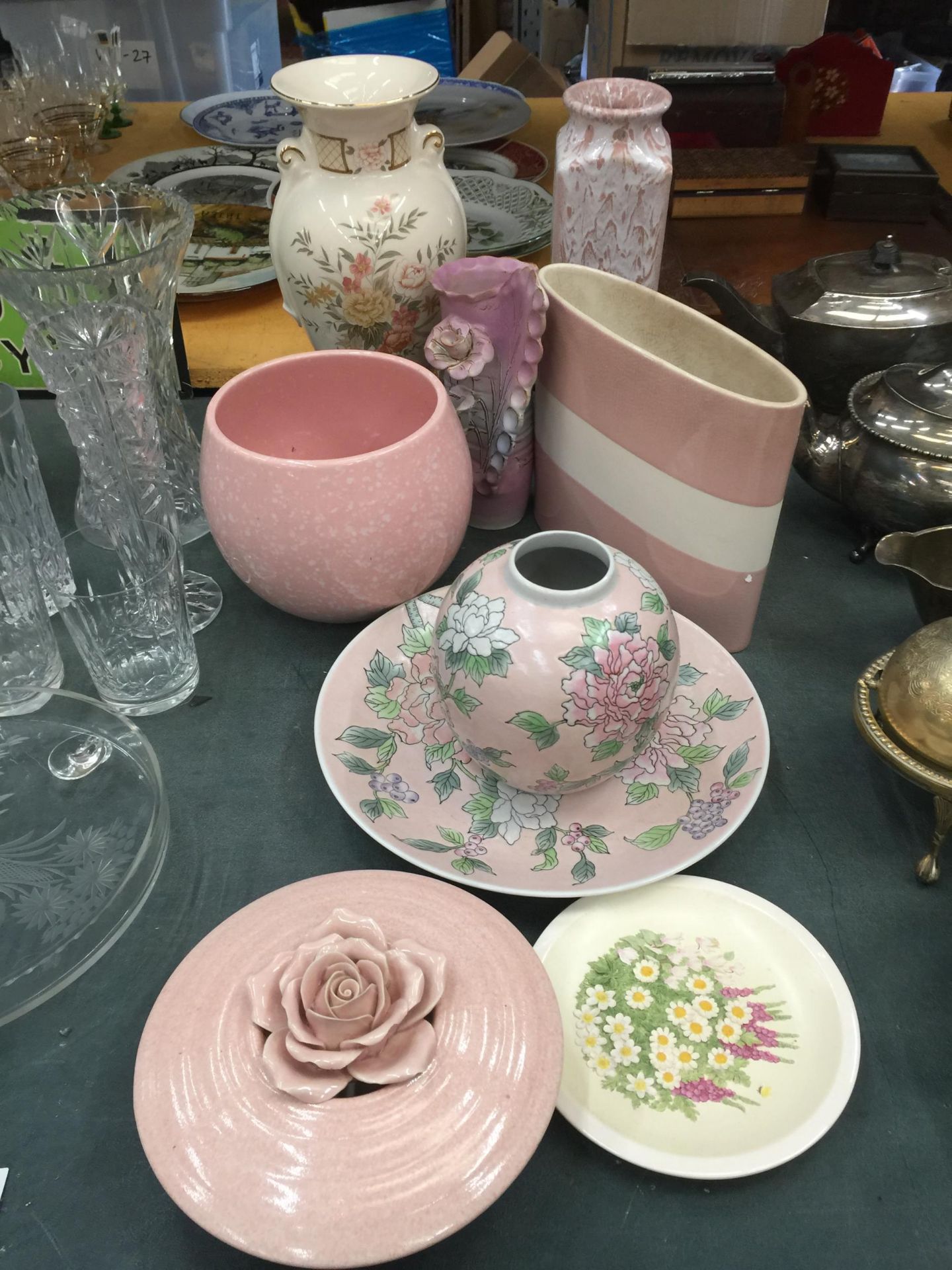 A COLLECTION OF CERAMICS, MODERN MATCHING ORIENTAL GINGER JAR AND PLATE ETC