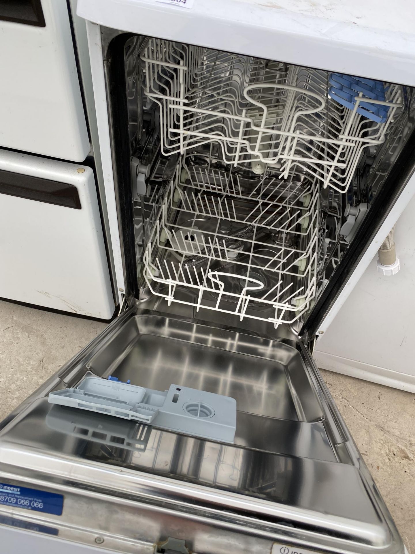 A WHITE INDESIT SLIMLINE DISHWASHER - Image 2 of 2