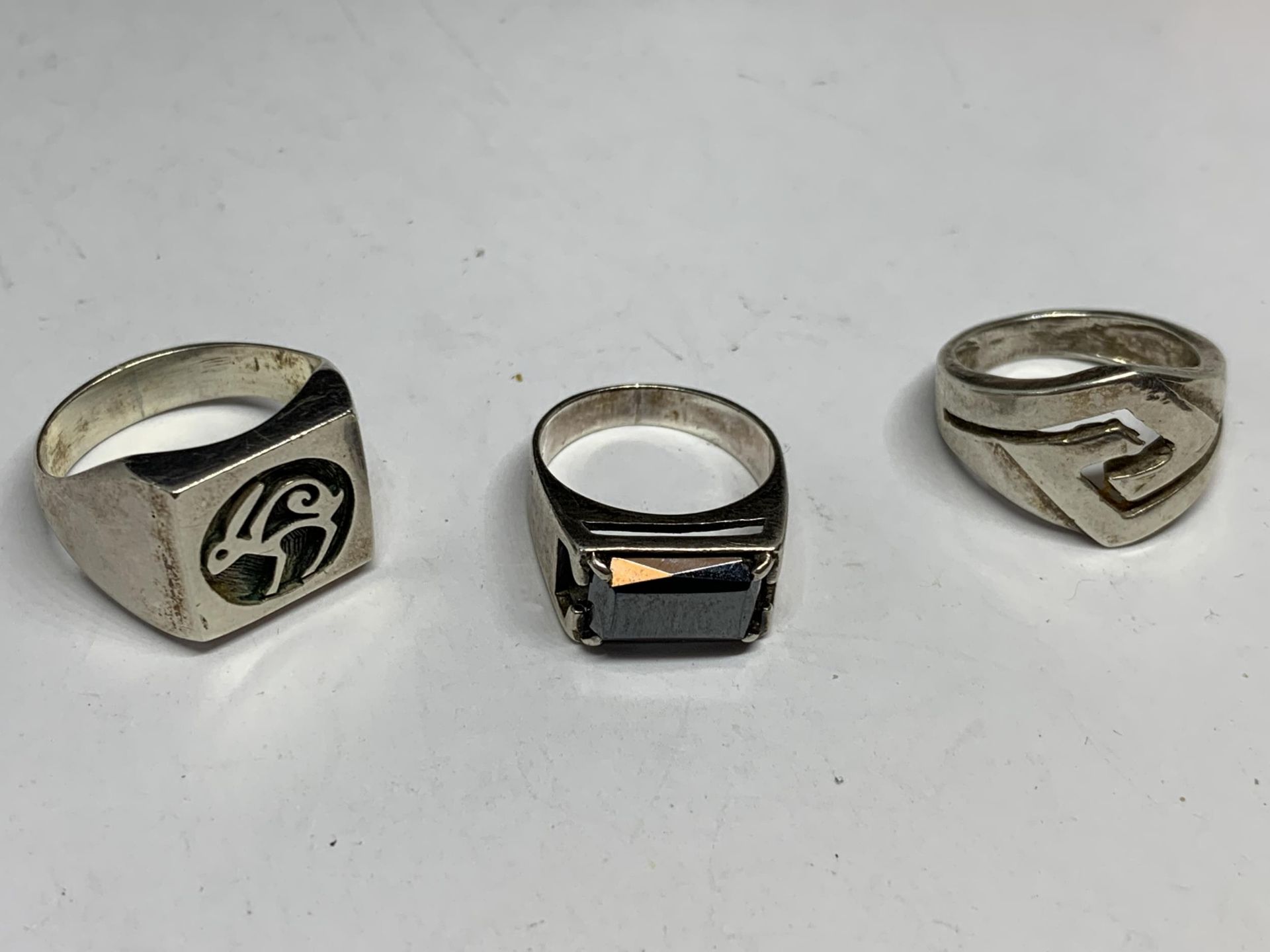 SIX VARIOUS SILVER RINGS - Image 3 of 3