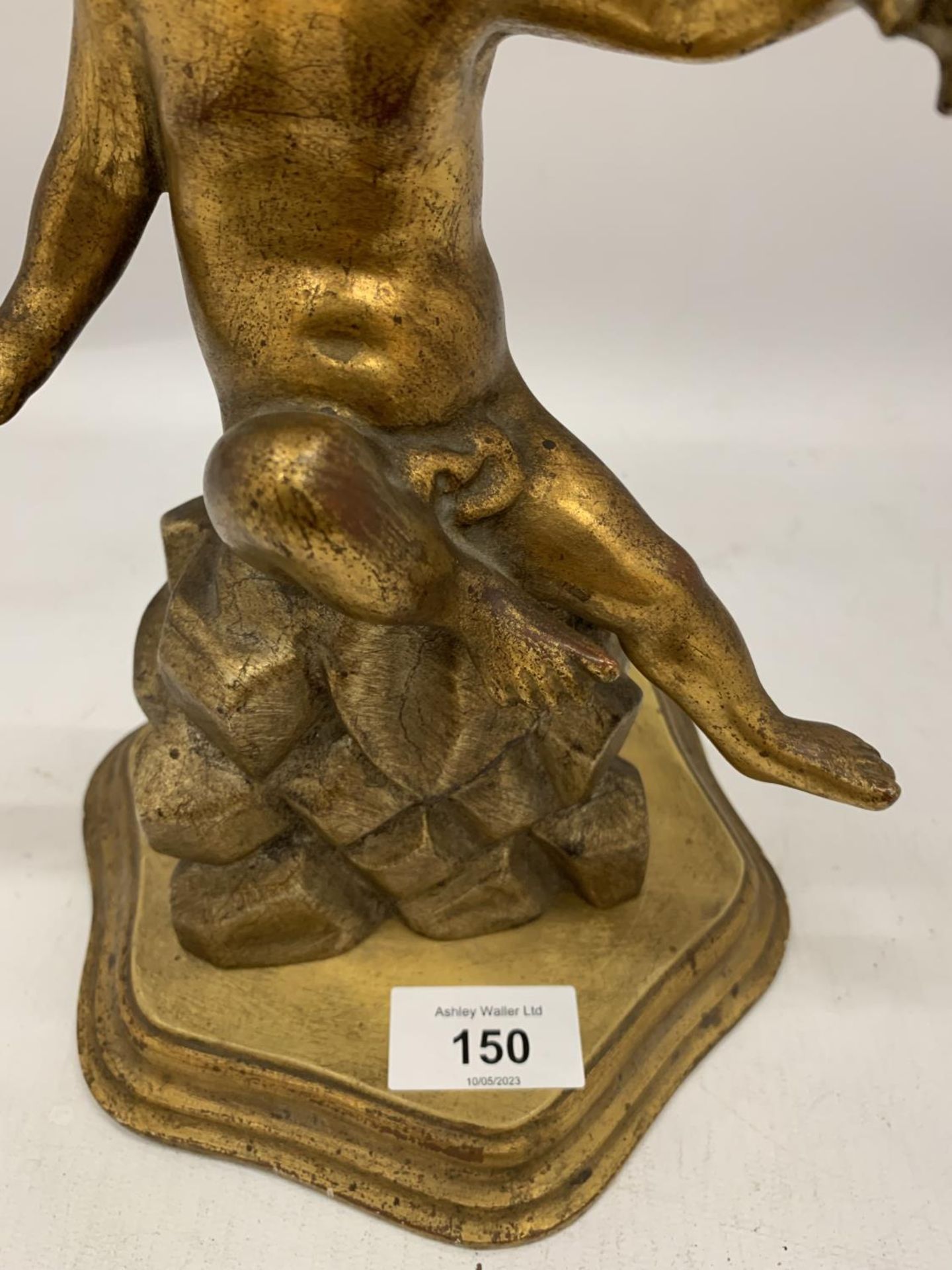 AN ORNAMENT OF A GILT CHERUB HEIGHT 26CM - Image 3 of 4