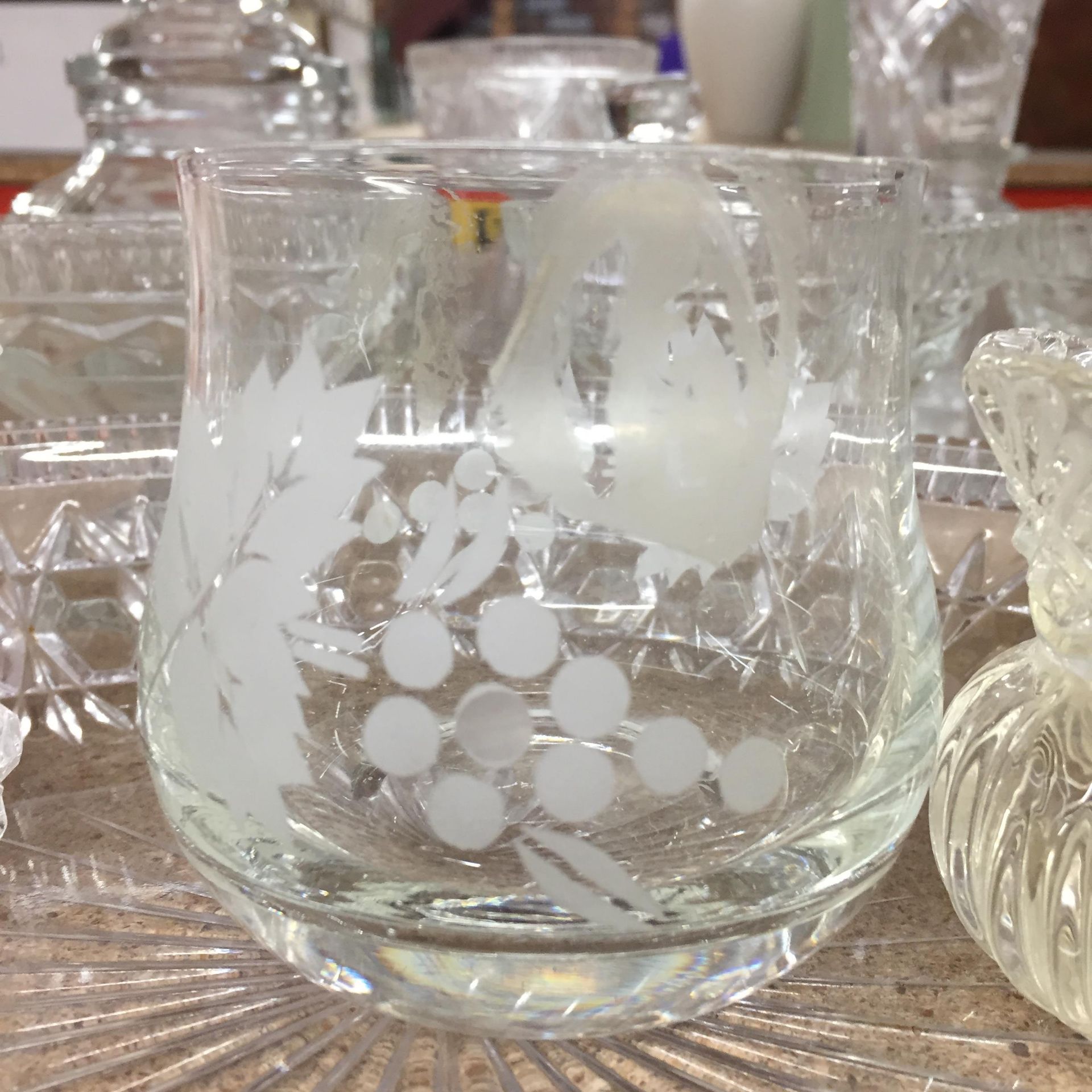 A LARGE QUANTITY OF GLASSWARE TO INCLUDE VASES, BOWLS, JUGS, ETC - Image 3 of 5