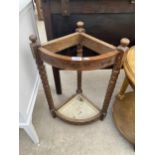 AN EARLY 20TH CENTURY OAK CORNER STICK STAND WITH METAL TRAY ON TURNED LEGS