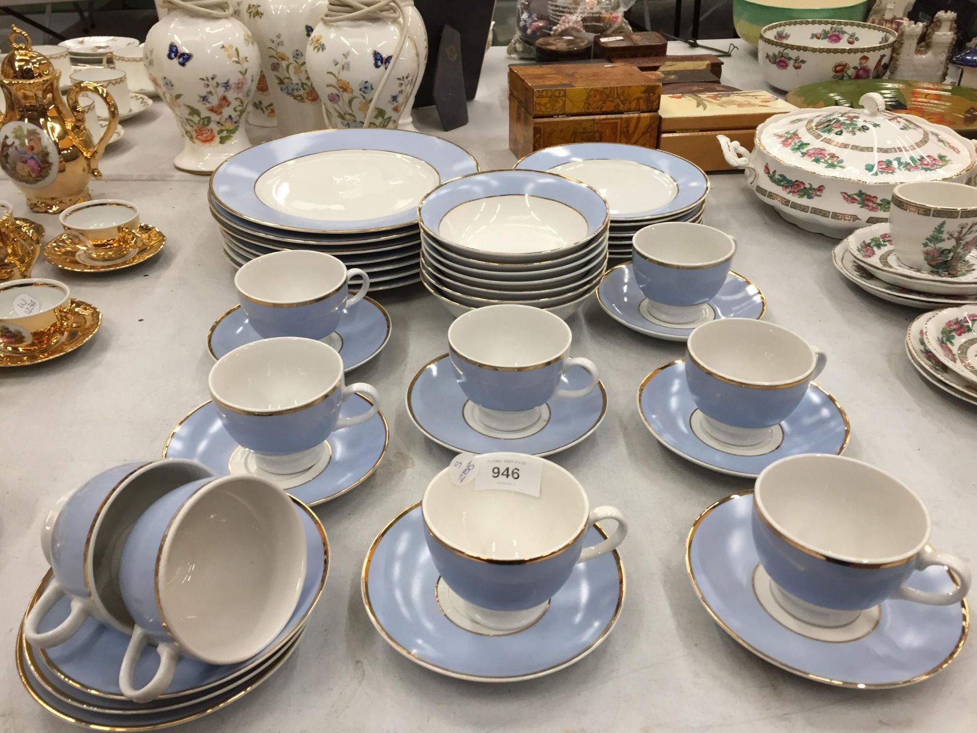 A MODERN DOULTON BLUE AND WHITE PART DINNNER SERVICE