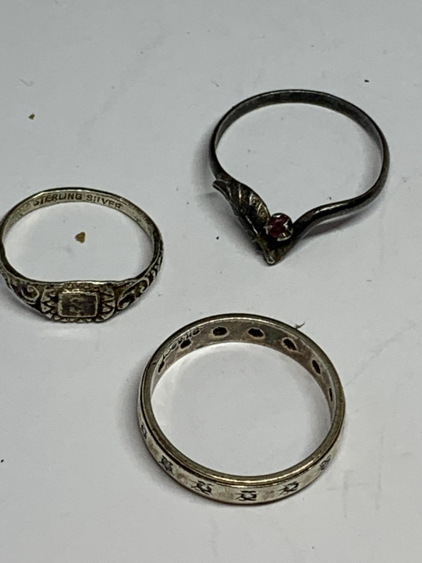 SIX RINGS TO INCLUDE A 9 CARAT GOLD ON SILVER BAND AND FIVE SILVER - Image 3 of 3