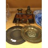 A MIXED LOT TO INCLUDE BRASS CHARGER TRAYS, COPPER MAP PLAQUE ETC