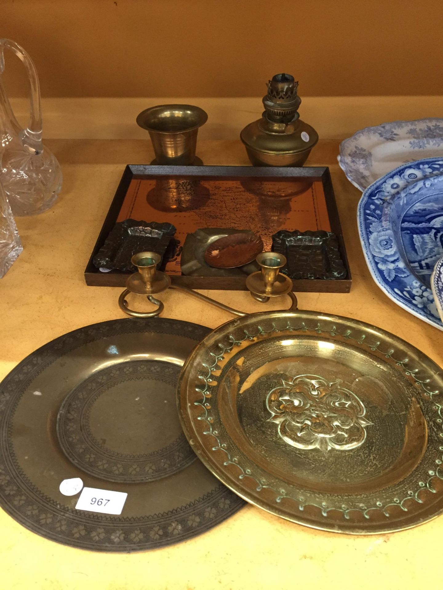 A MIXED LOT TO INCLUDE BRASS CHARGER TRAYS, COPPER MAP PLAQUE ETC