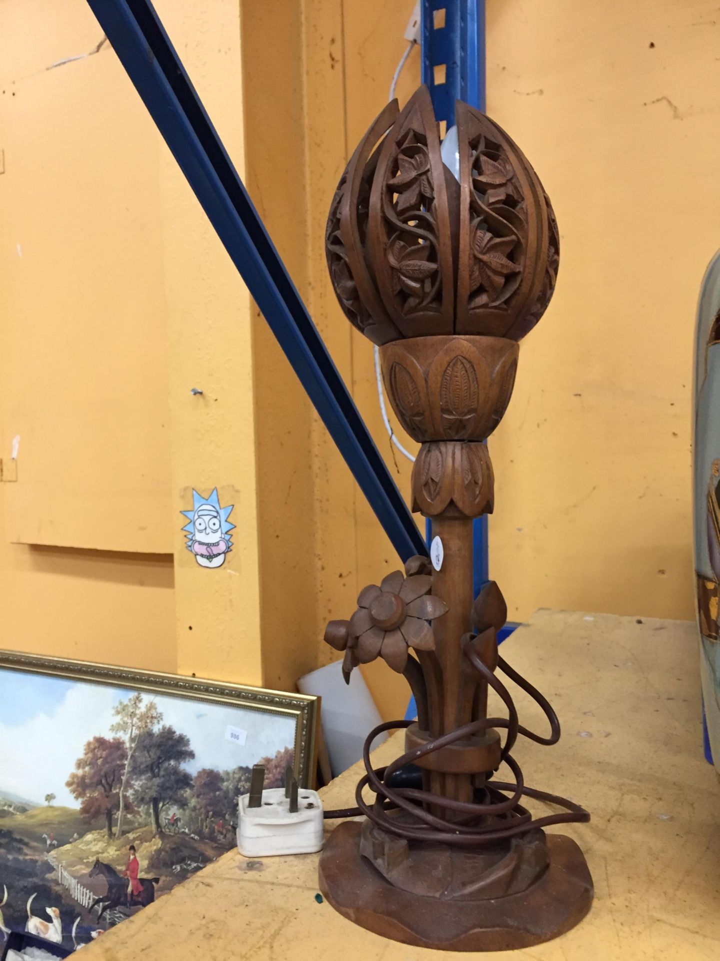 A GROUP OF MODERN ORIENTAL ITEMS - TWO LAMPS, SATSUMA VASE AND CARVED WOODEN LAMP - Image 5 of 6