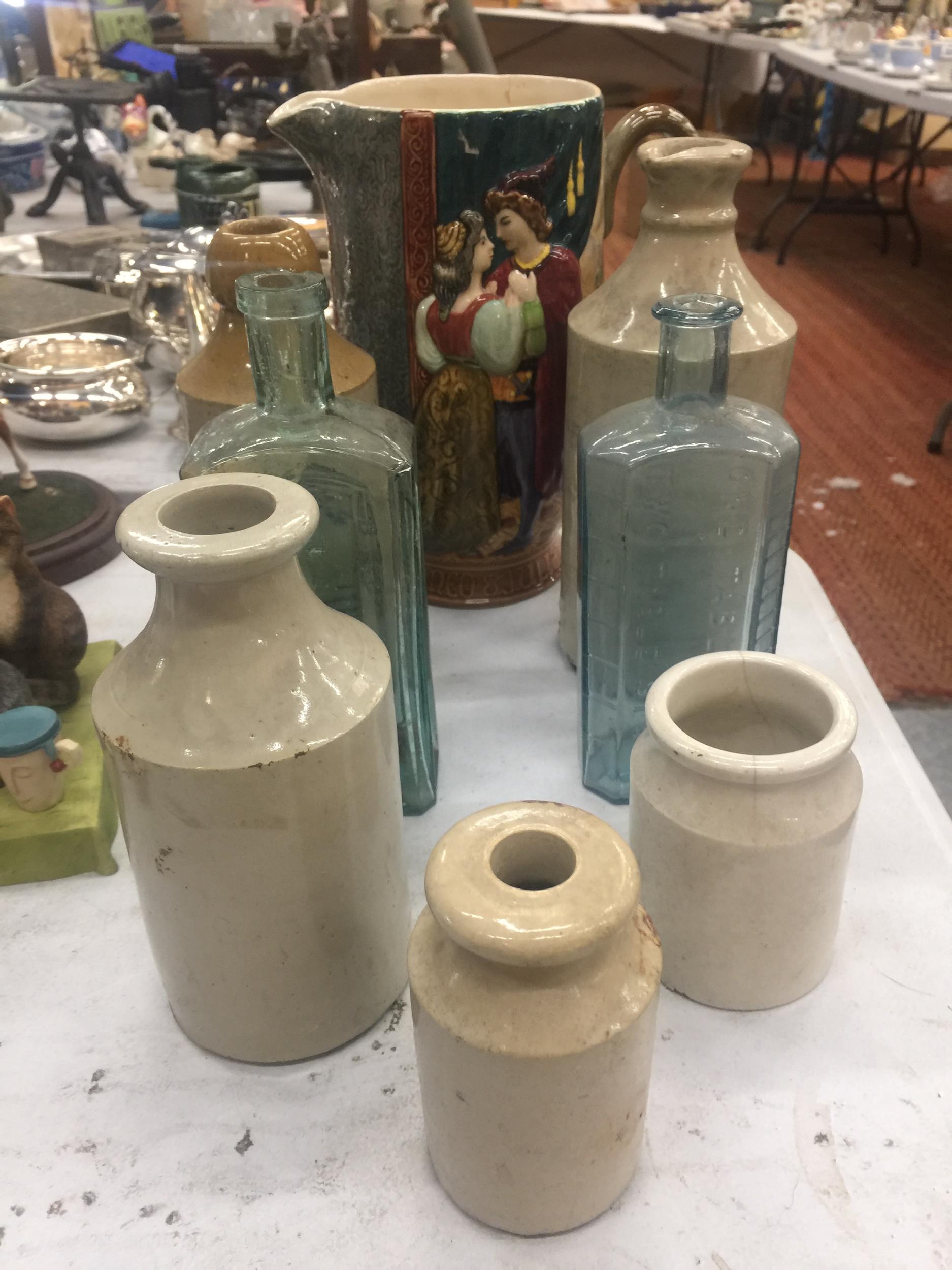 A COLLECTION OF VINTAGE STONEWARE AND GLASS BOTTLES PLUS A BESWICK ROMEO AND JULIET JUG - A/F