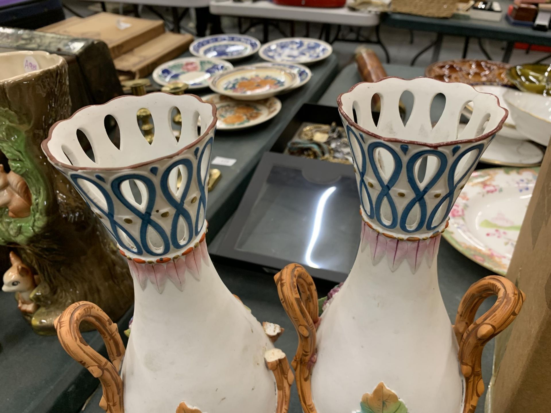 A PAIR OF TWIN HANDLED CONTINENTAL VASES, HANDLE A/F - Image 3 of 4
