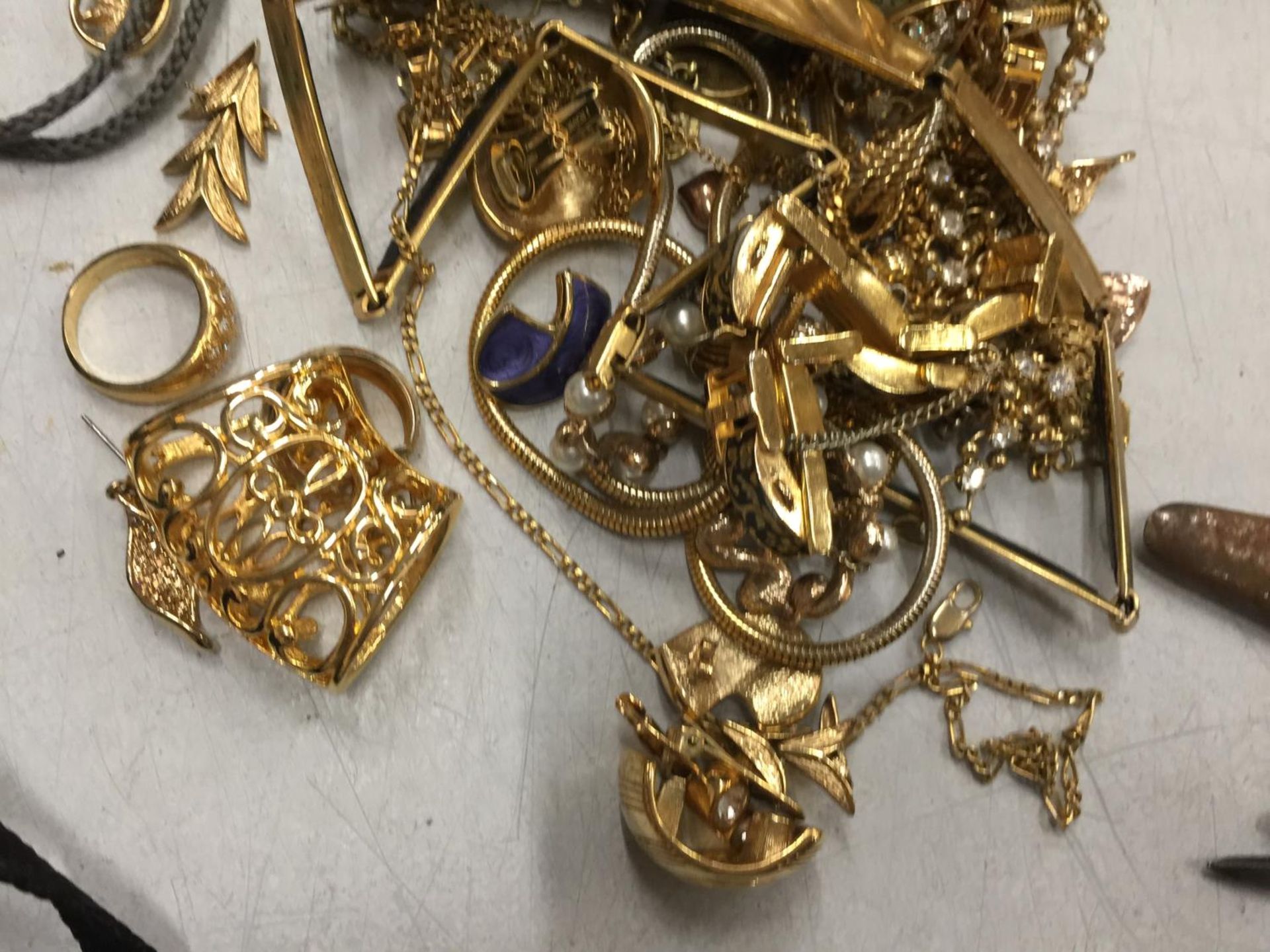 A QUANTITY OF YELLOW METAL COSTUME JEWELLERY TO INCLUDE CHAINS, NECKLACES, RINGS, EARRINGS, ETC - Image 3 of 6
