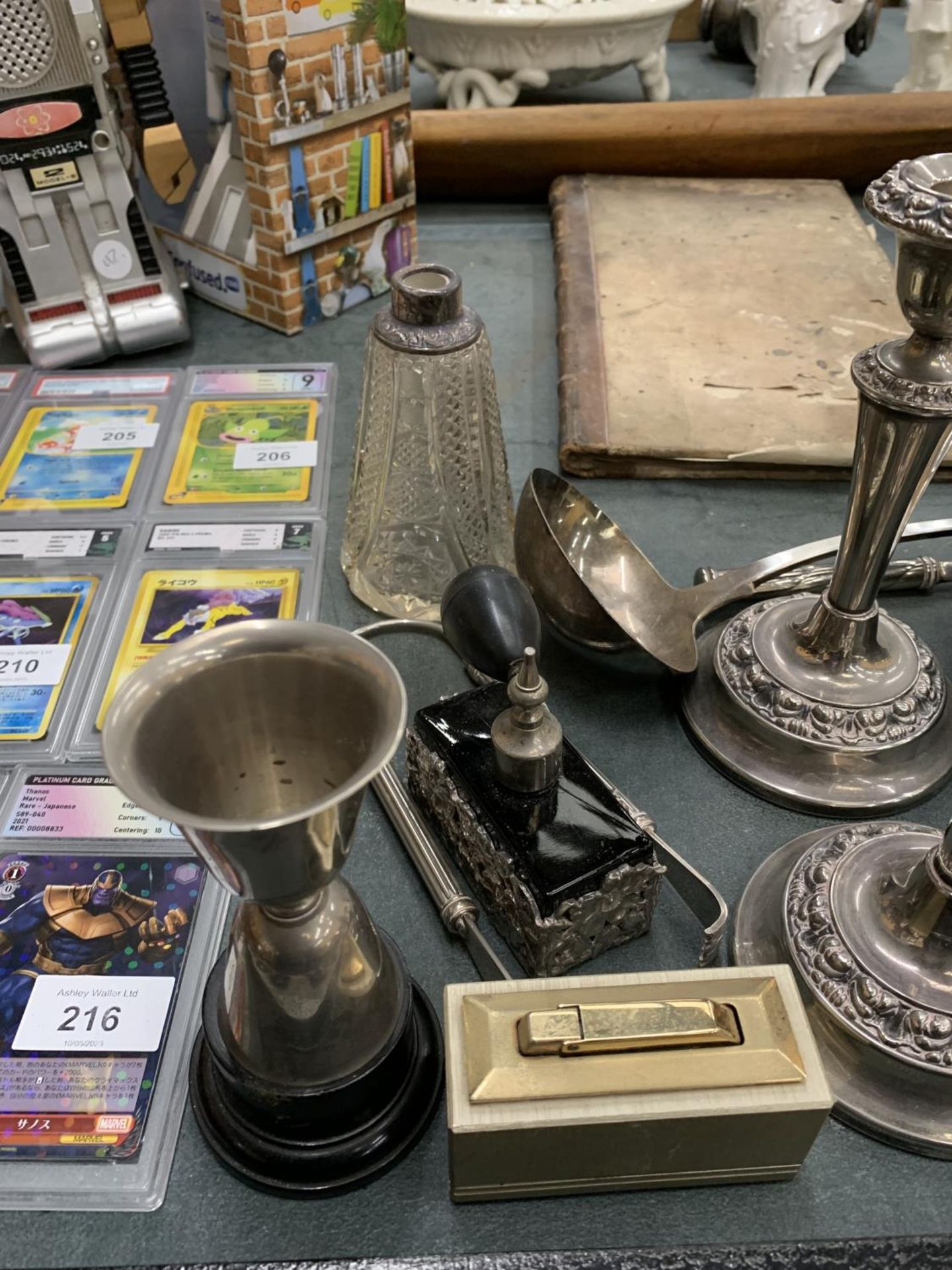 A QUANTITY OF SILVER PLATED ITEMS TO INCLUDE CANDLESTICKS, TABLE LIGHTERS, A LADEL, PERFUME - Image 4 of 5