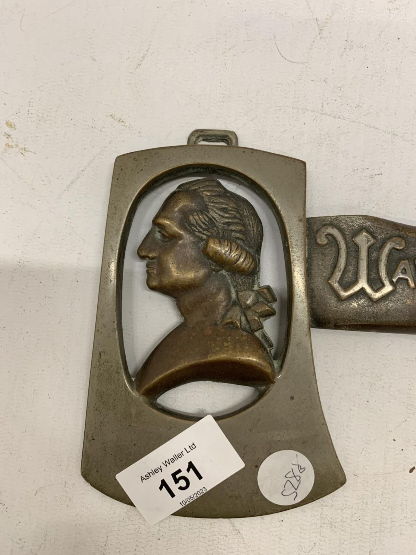 A METAL AXE WITH AN IMAGE OF GEORGE WASHINGTON, INSCRIBED 'WASHINGTON INAUGURATED PRESIDENT OF THE - Bild 2 aus 5