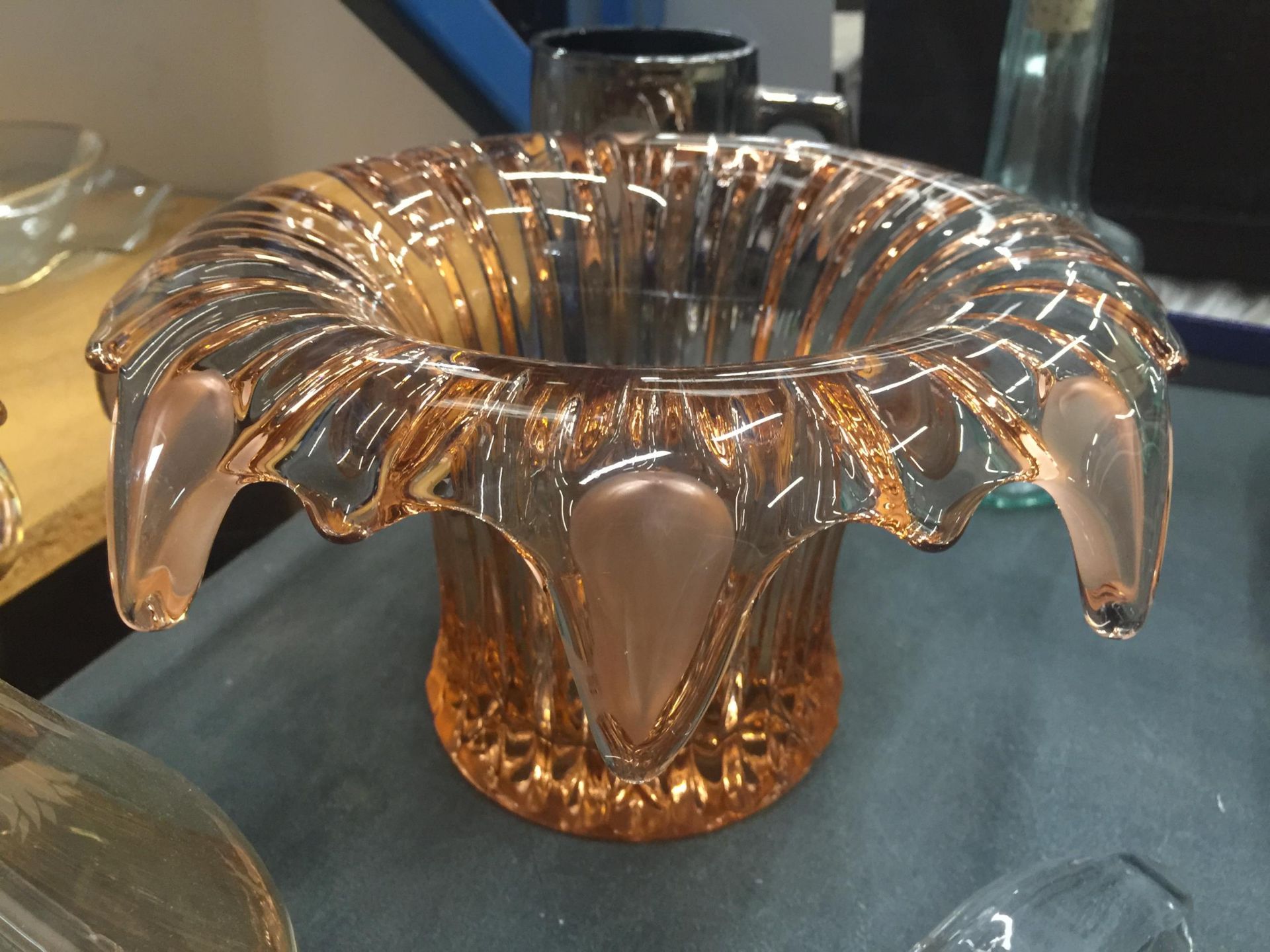 A QUANTITY OF GLASSWARE TO INCLUDE AN AMBER COLOURED BOWL WITH 'SPLASH' EFFECT RIM, LAMPSHADE, AN - Image 2 of 4