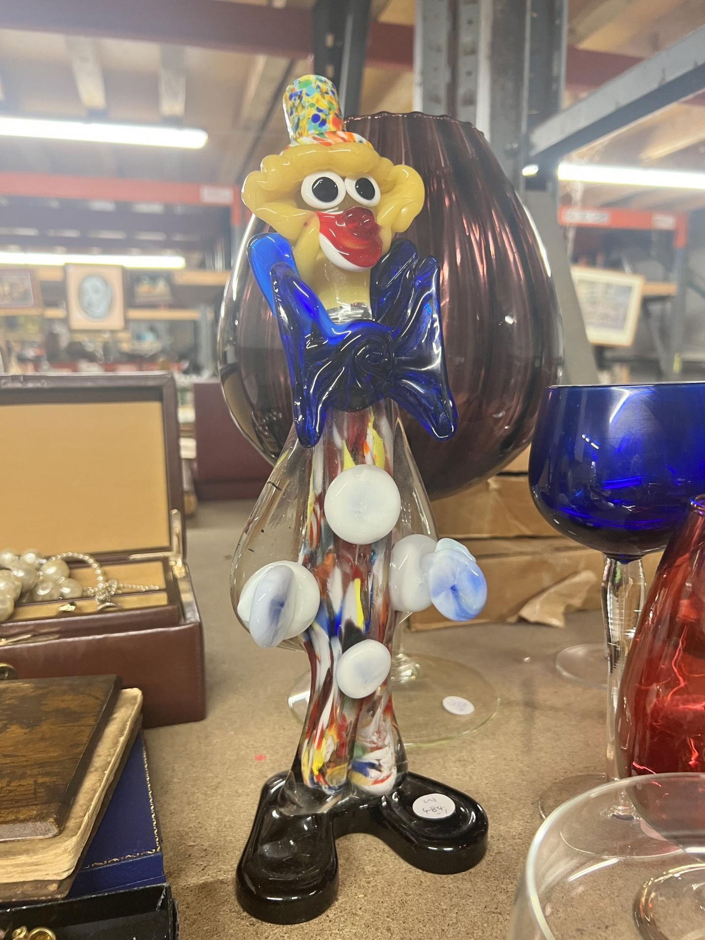 A QUANTITY OF COLOURED GLASSWARE TO INCLUDE A MURANO STYLE CLOWN, LARGE BRANDY BALLOON, WINE - Image 2 of 3