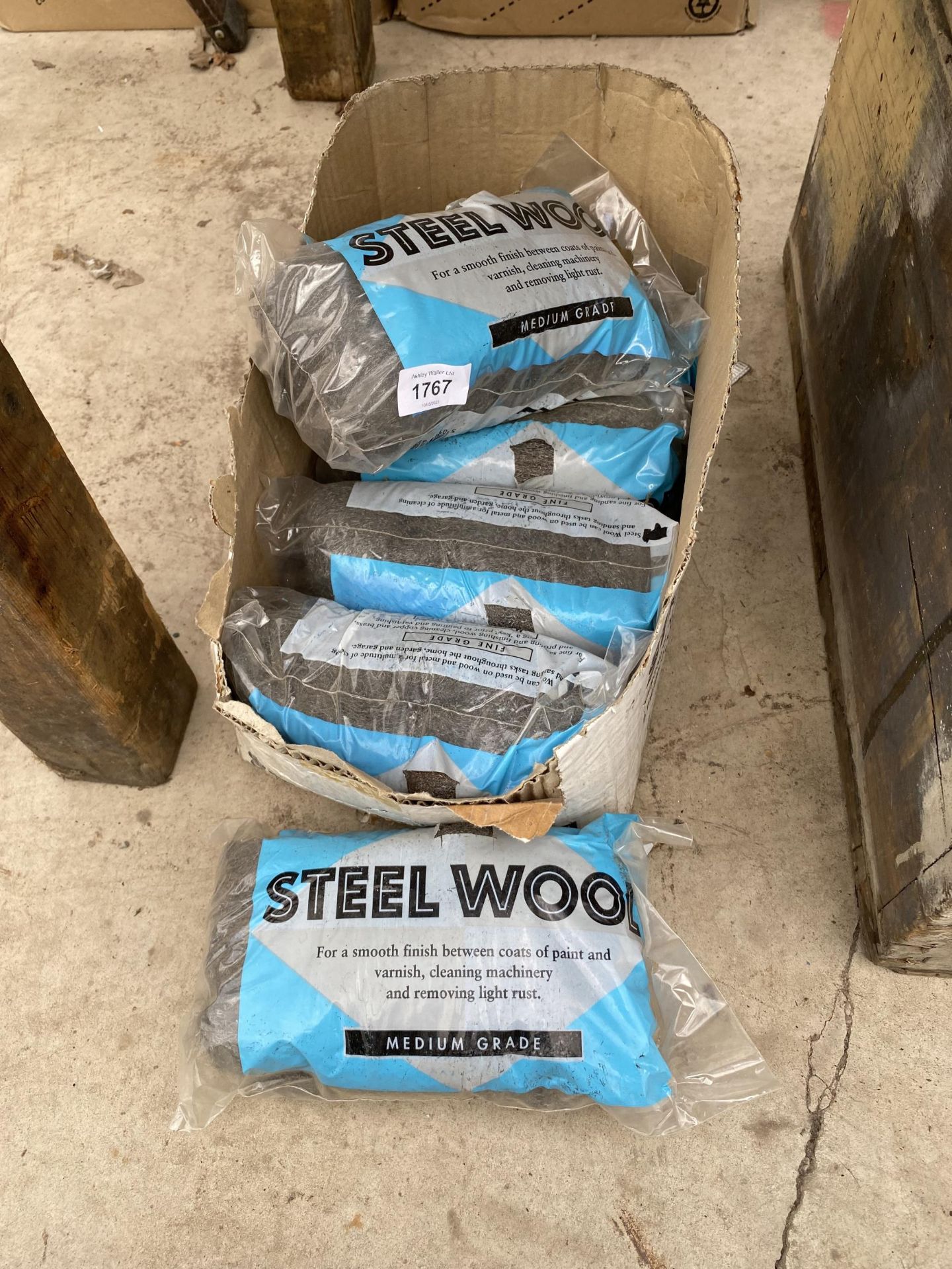 A LARGE QUANTITY OF MEDIUM GRADE WIRE WOOL