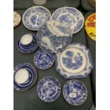 A QUANTITY OF BLUE AND WHITE CERAMICS TO INCLUDE ROYAL CROWN DERBY SAUCERS, MINTONS CUPS AND