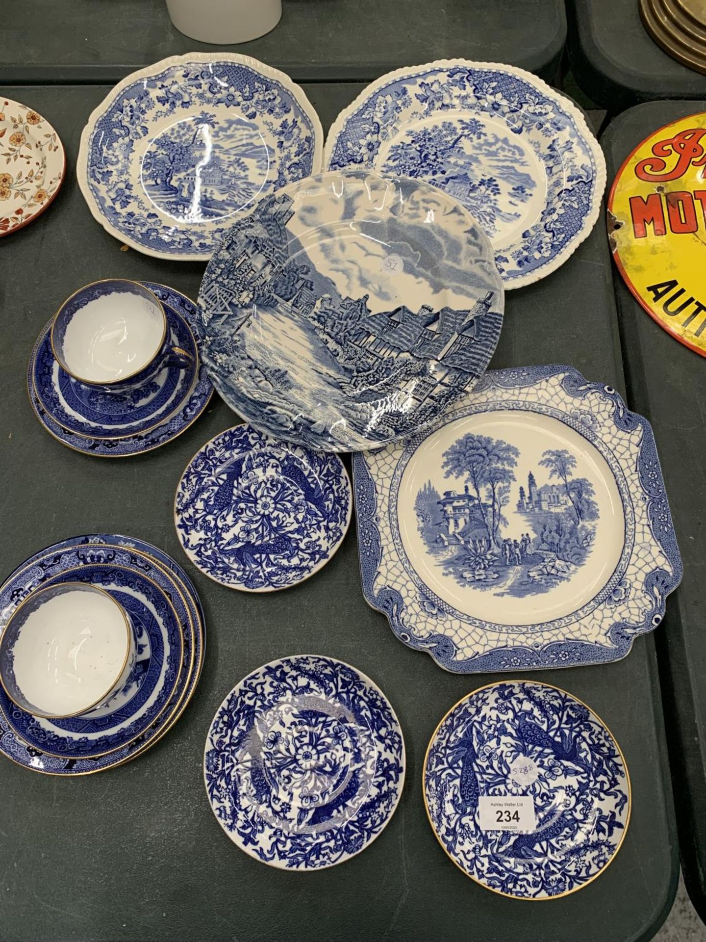 A QUANTITY OF BLUE AND WHITE CERAMICS TO INCLUDE ROYAL CROWN DERBY SAUCERS, MINTONS CUPS AND